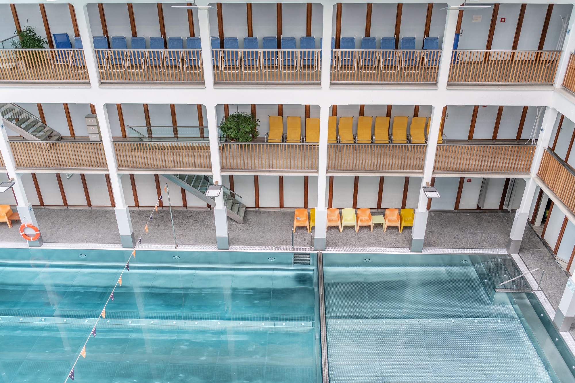 Der Innenbereich des Bad zur Sonne mit einem leeren Becken im Vordergrund.