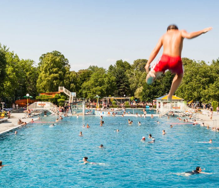 Sprung vom Dreimeter-Brett im Augartenbad