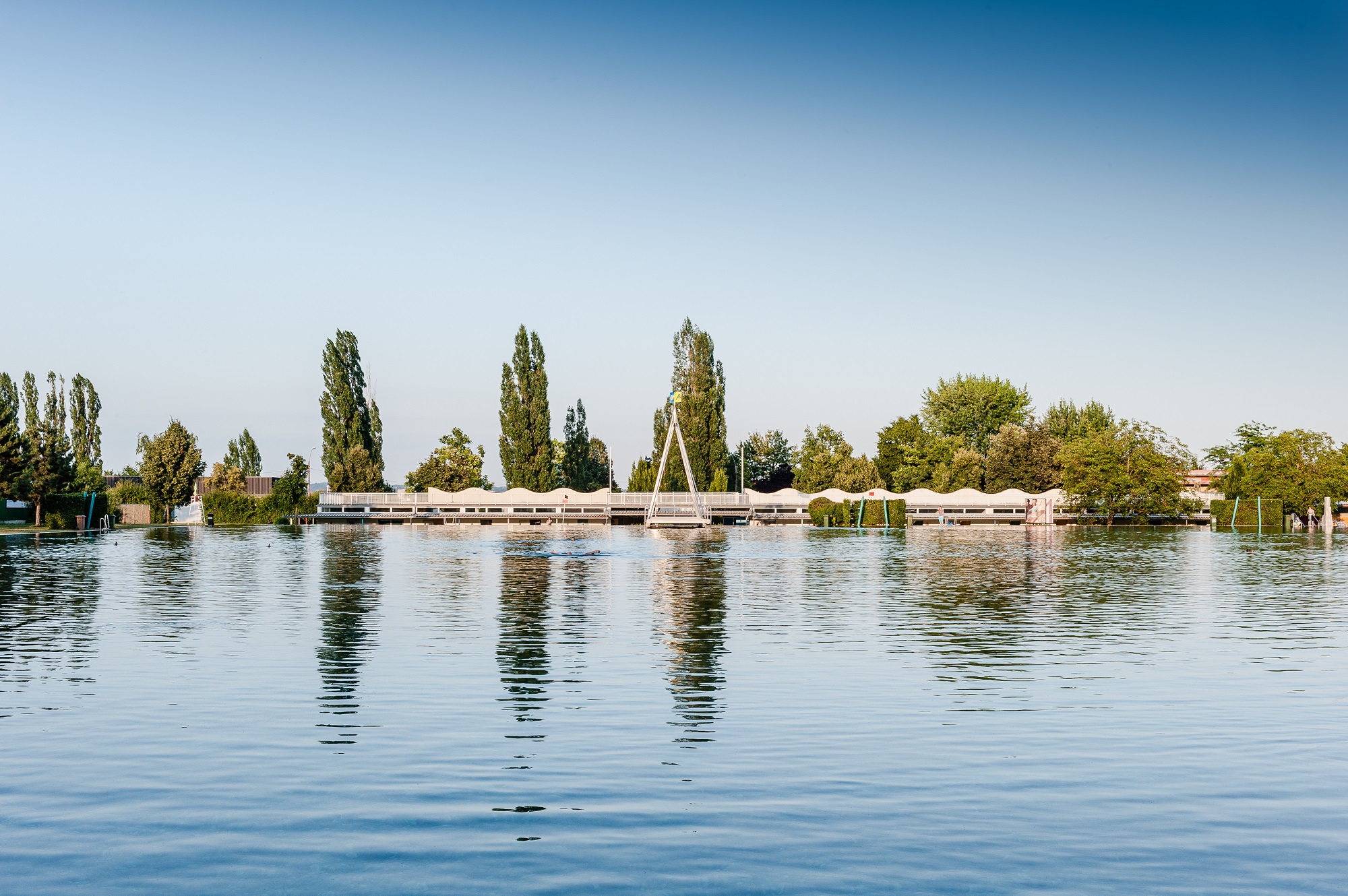 Blick über leeres Schwimmbecken im Bad Straßgang.
