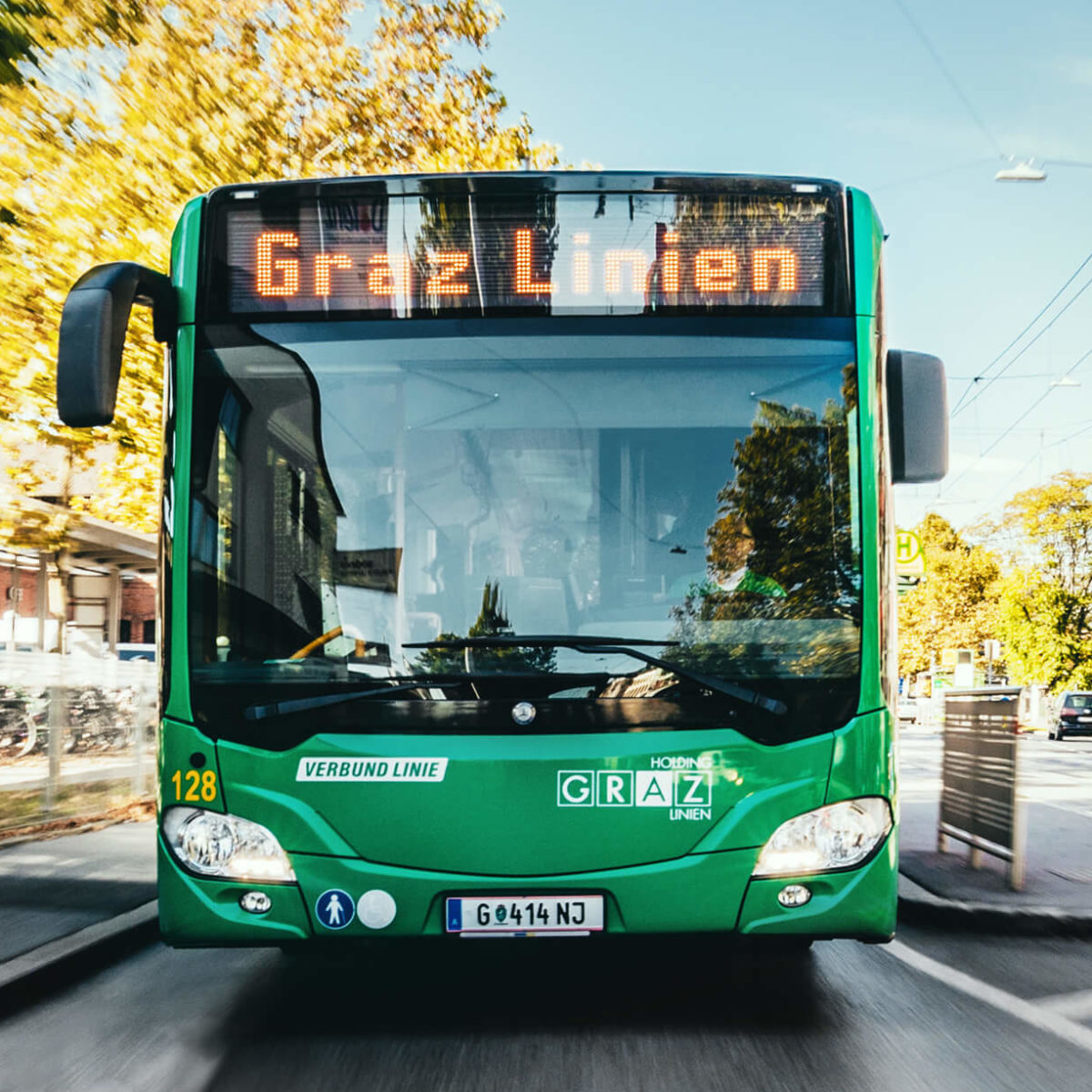 Bus der Graz Linien steht an Kreuzung in Graz. Die Aufschrift am Display lautet "Graz Linien".