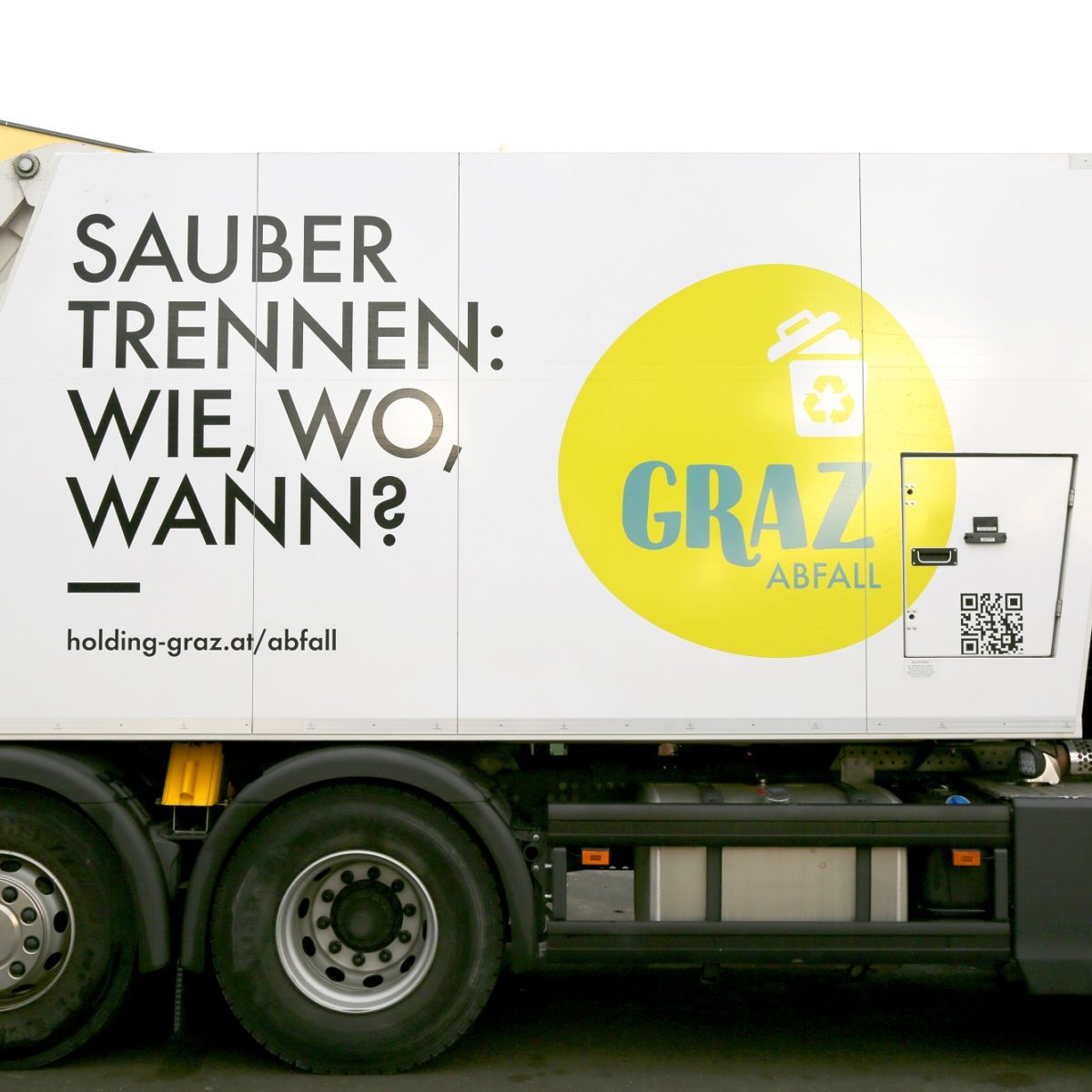 Abfall-LKW mit Werbeaufschrift für die "Graz Abfall"-App inkl. QR-Code.