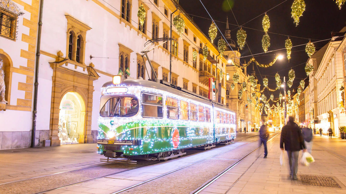Weihnachtsbim in der beleuchteten Herrengasse am Abend in der Adventzeit.