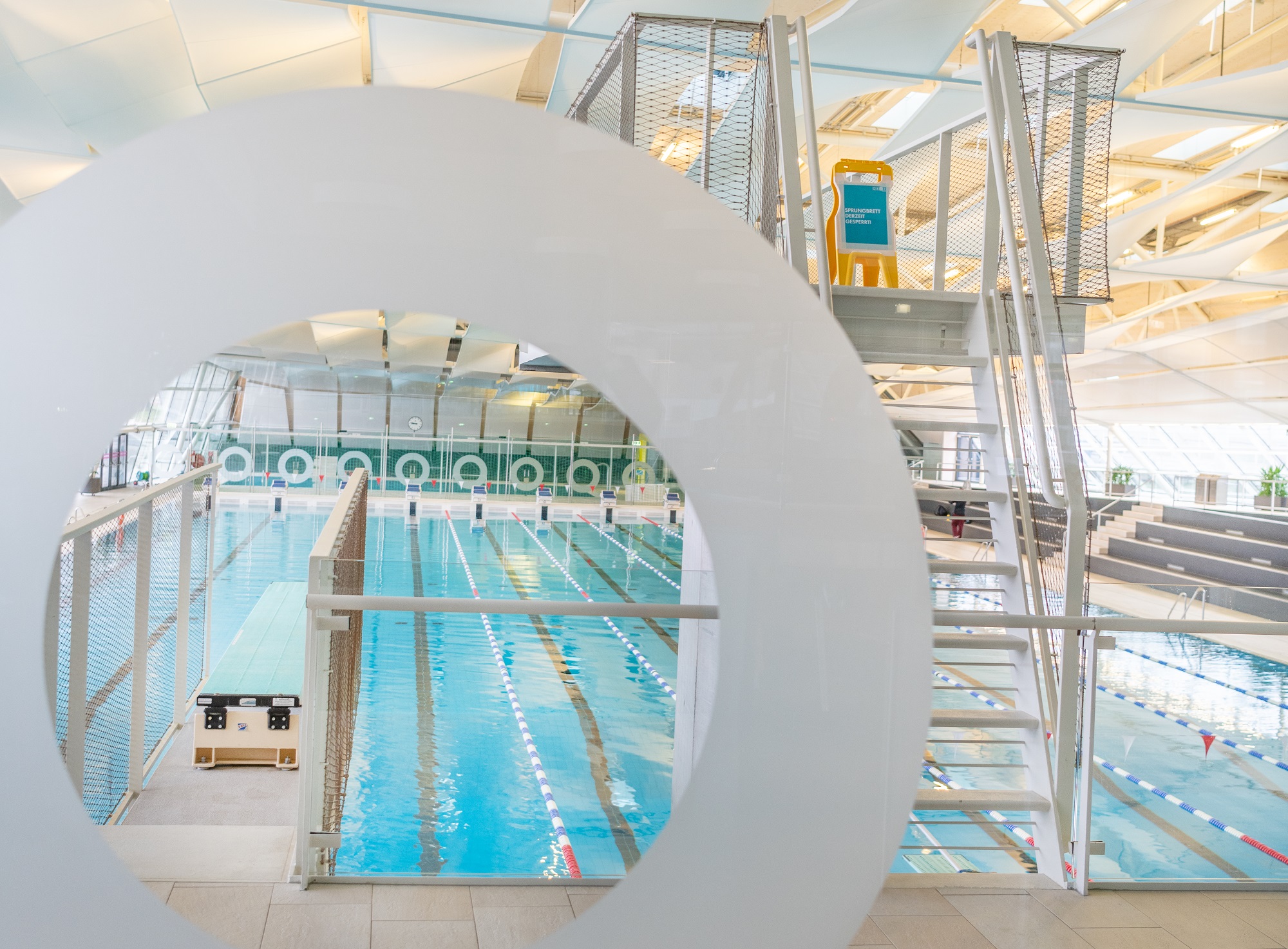 Innenaufnahme des Auster Sportbades mit leerem Schwimmbecken.