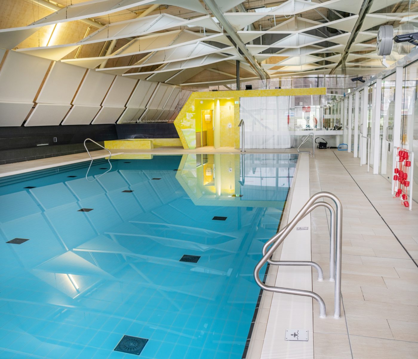 Innenaufnahme des Auster Sportbades: Zu sehen ist das leere Lehrschwimmbecken.