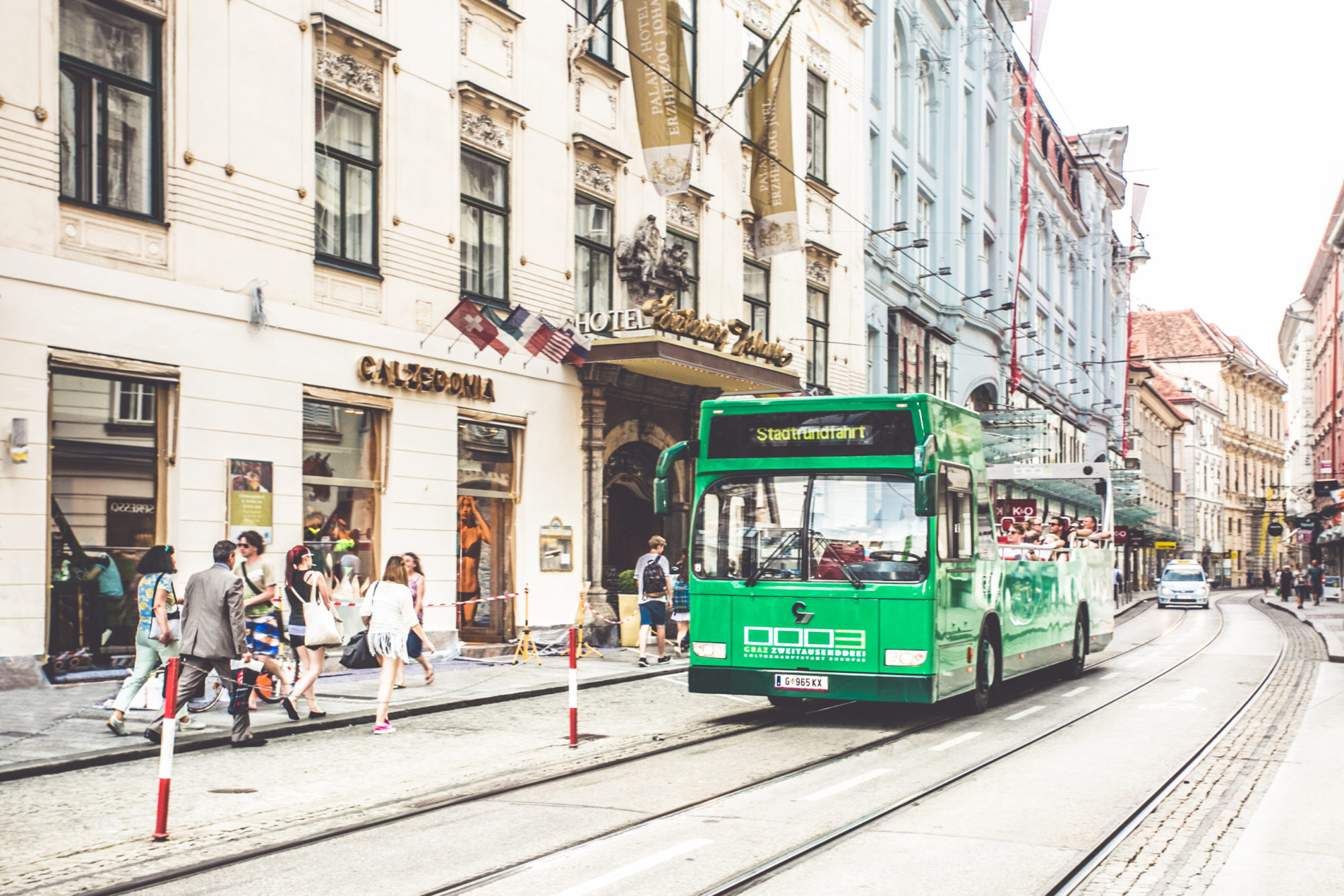 Cabriobus der Graz Linien fährt mit Fahrgästen durch die Sackstraße.