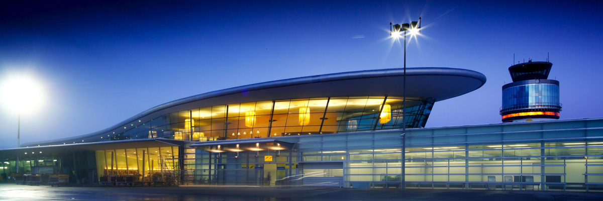 Nächtliche Außenansicht des Gebäudes des Flughafen Graz.