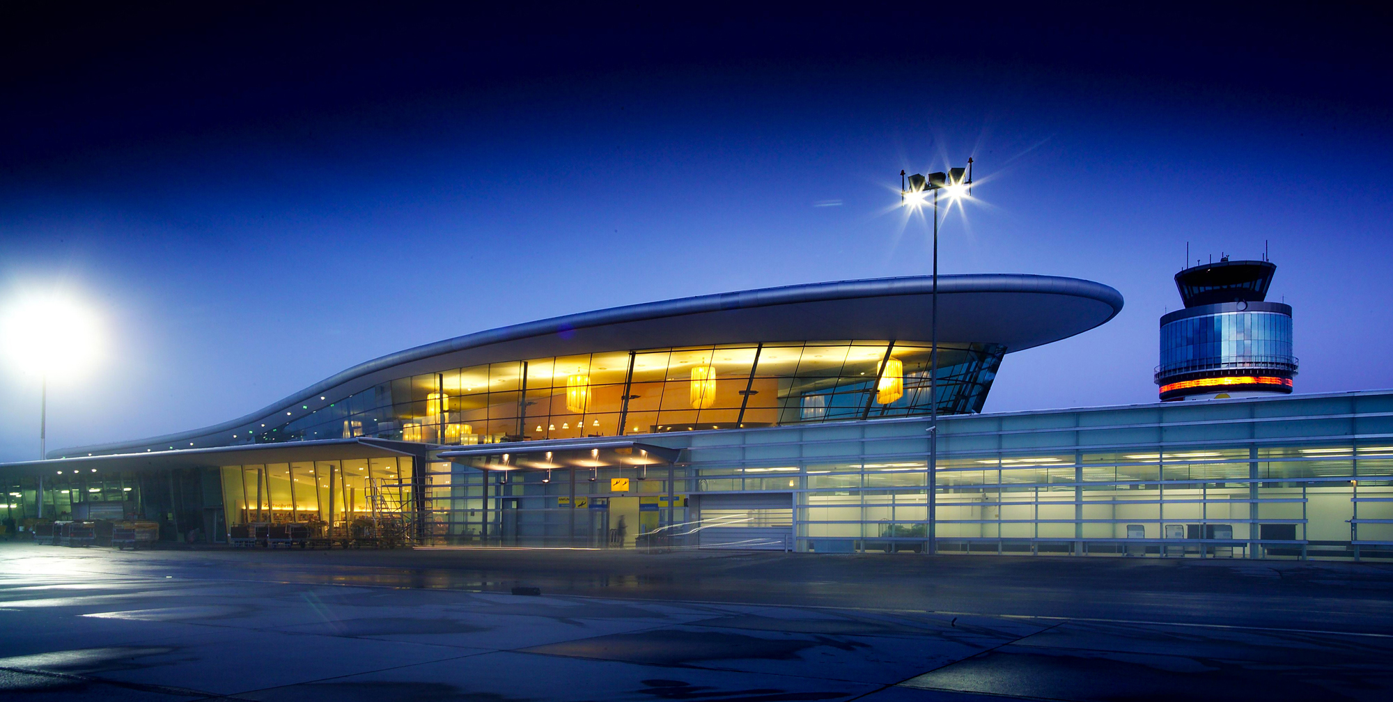 Nächtliche Außenansicht des Gebäudes des Flughafen Graz.
