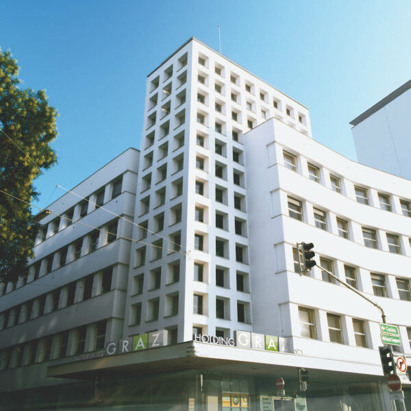 Zentrale der Holding am Andreas-Hofer-Platz. Im Vordergrund Eingang mit Schriftzug "Holding Graz".