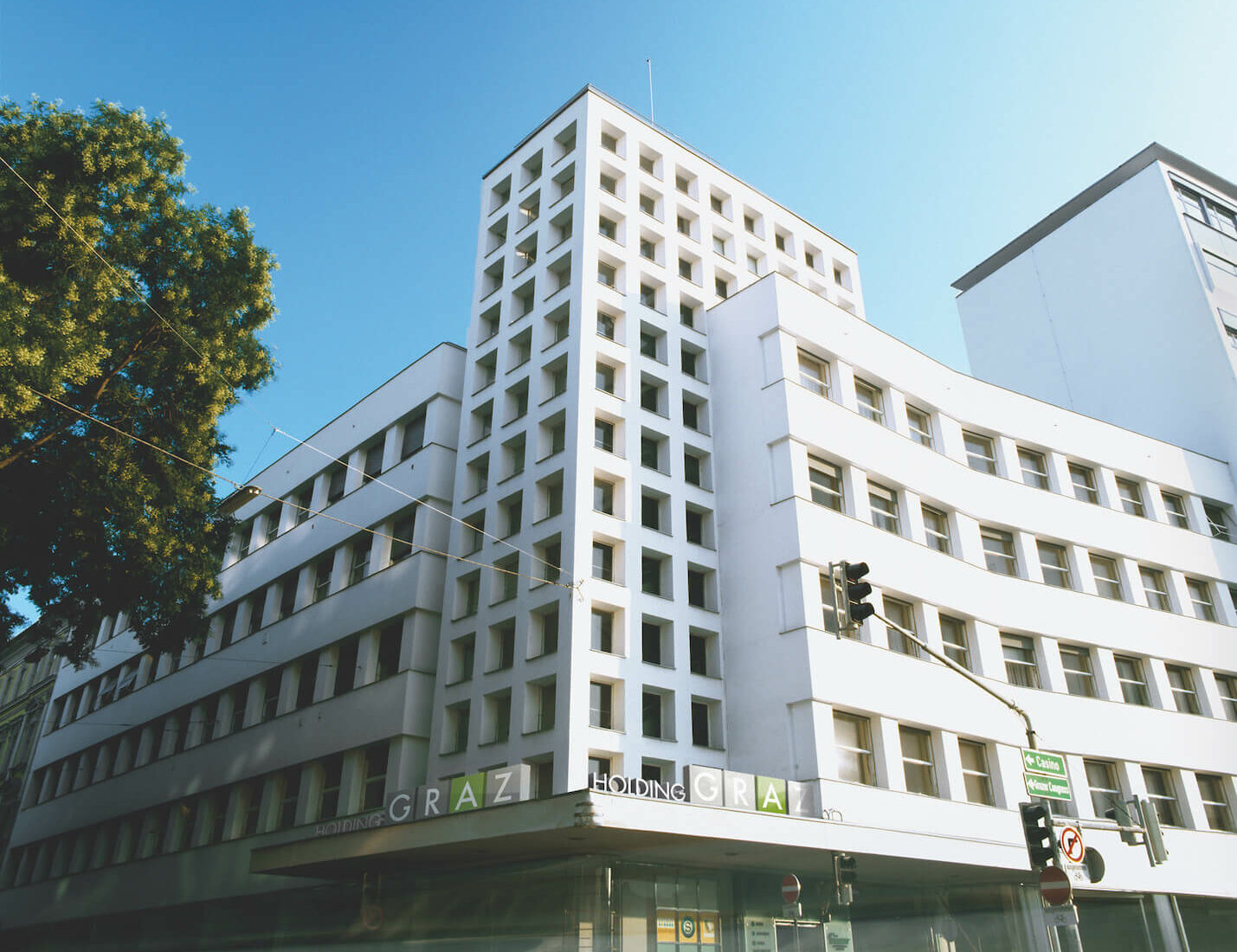 Zentrale der Holding am Andreas-Hofer-Platz. Im Vordergrund Eingang mit Schriftzug "Holding Graz".