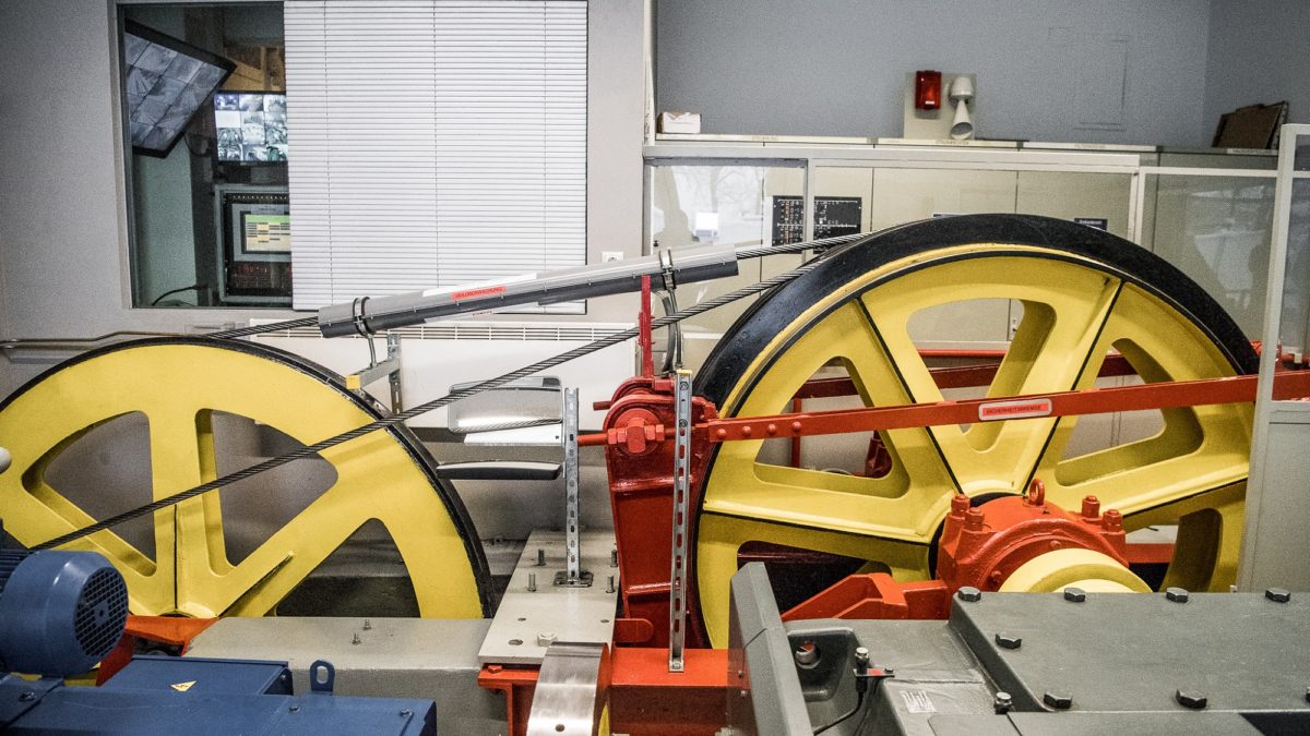 Zwei Zahnräder der Schloßbergbahn im Maschinenraum in der Bergstation