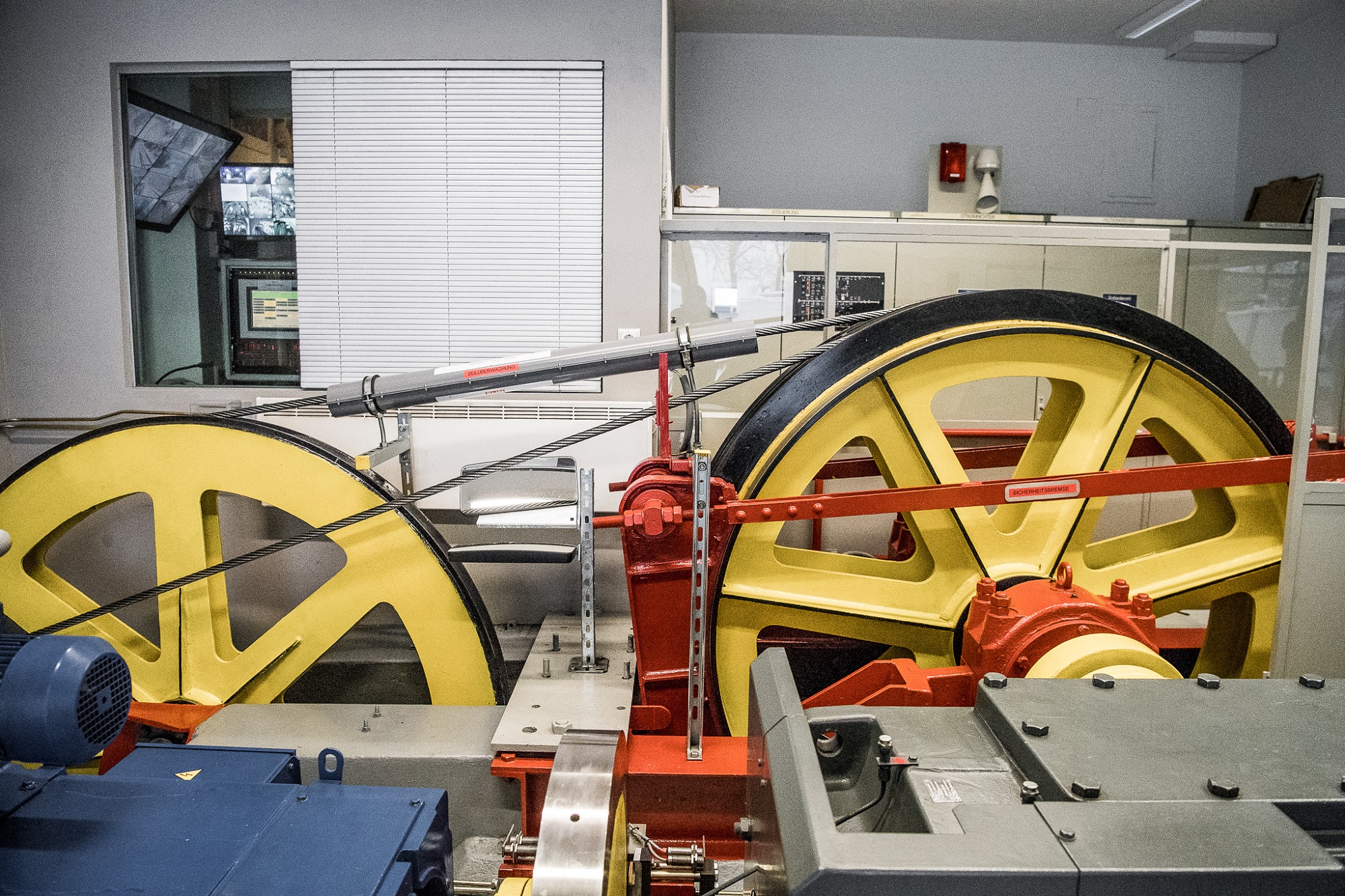 Zwei Zahnräder der Schloßbergbahn im Maschinenraum in der Bergstation