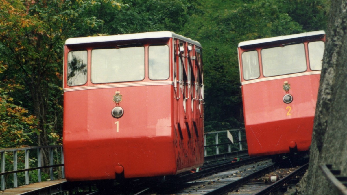 Zwei historische Garnituren der Schloßbergbahn begegnen sich