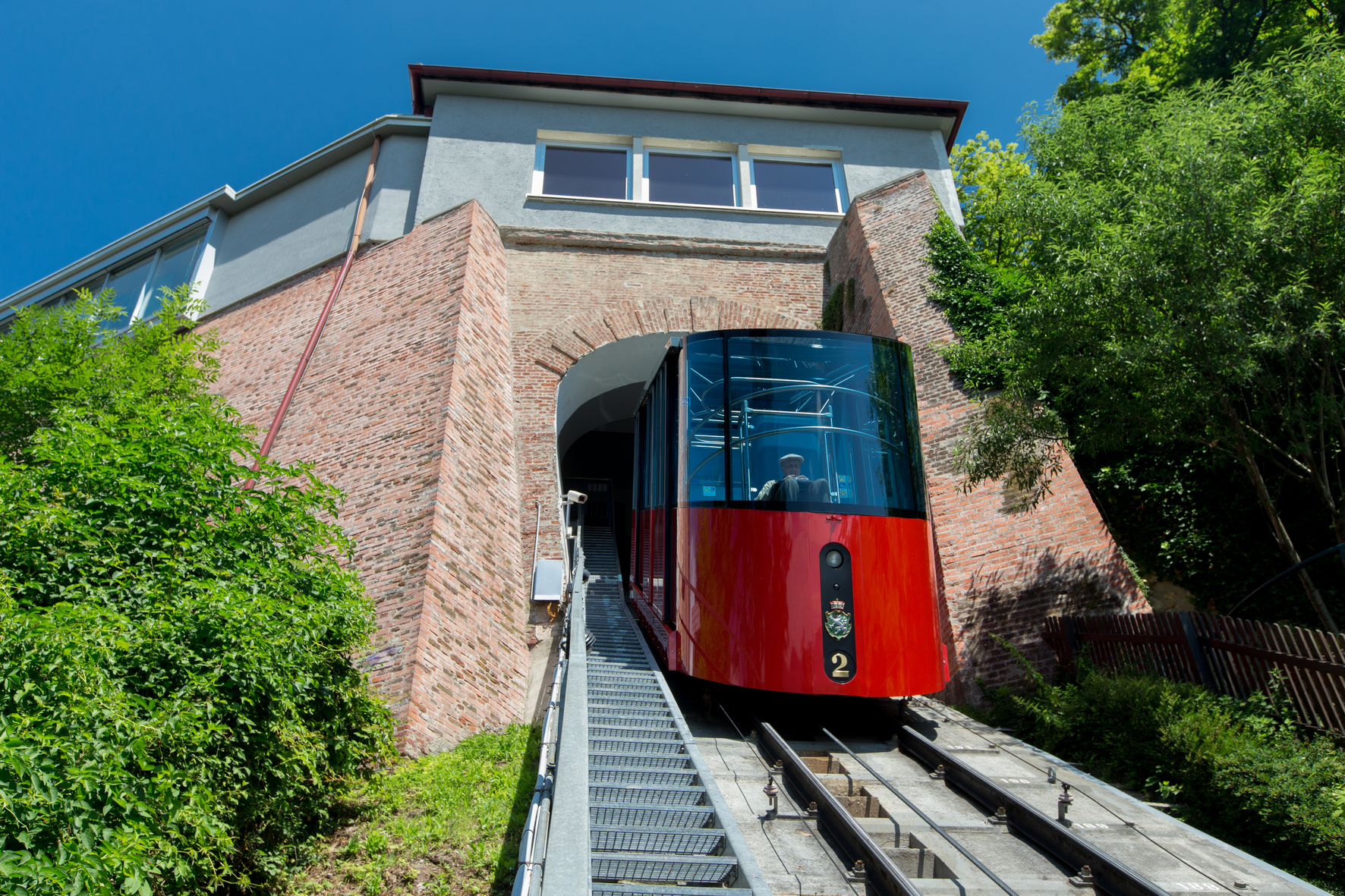 Ausfahrt einer Garnitur der Schloßbergbahn aus der Bergstation