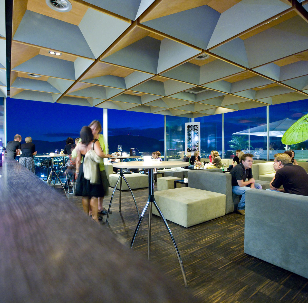 Gäste unterhalten sich in der Schlossbergbar