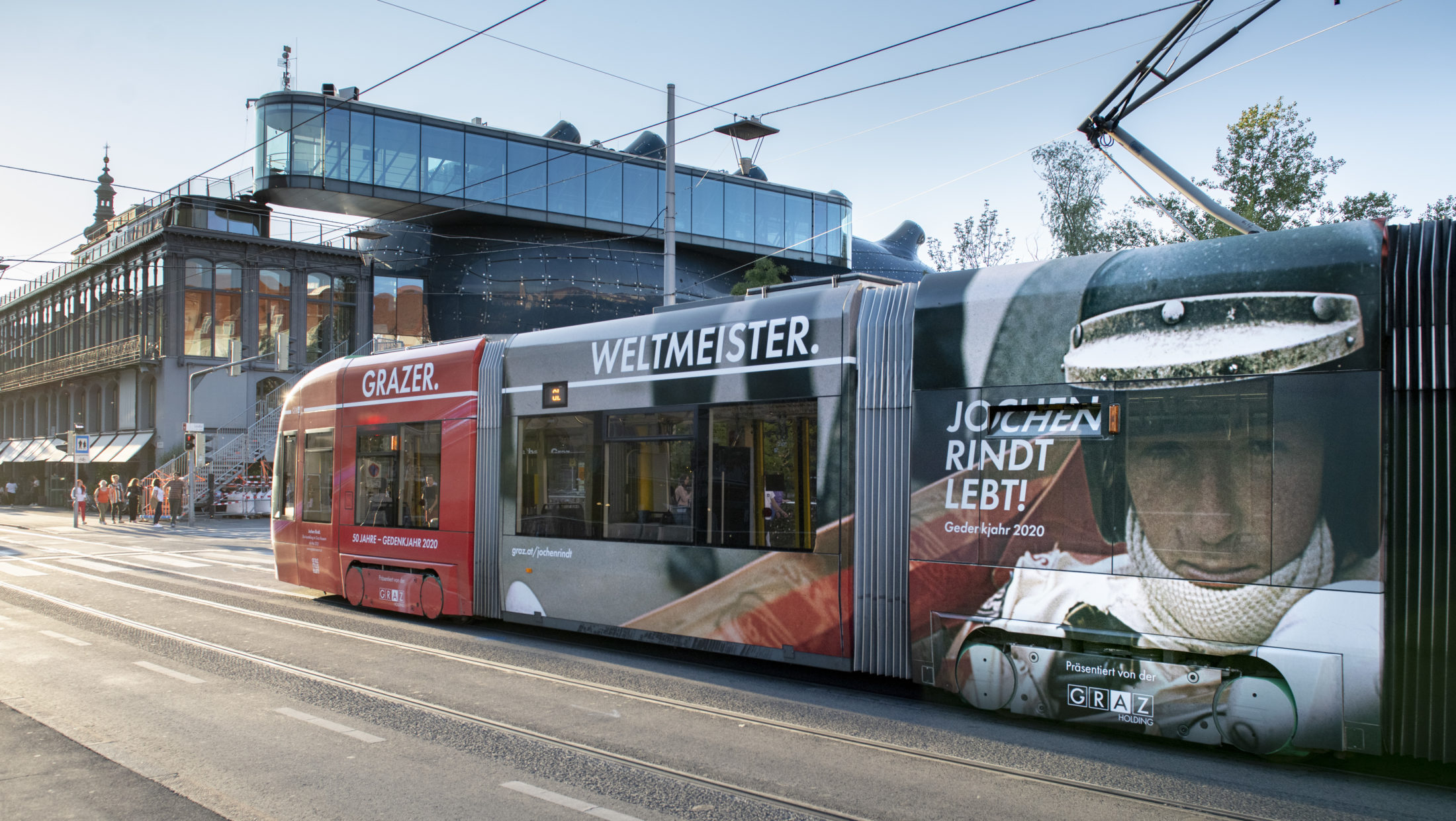 Eine moderne Straßenbahn der Graz Linien mit Jochen Rindt-Branding.
