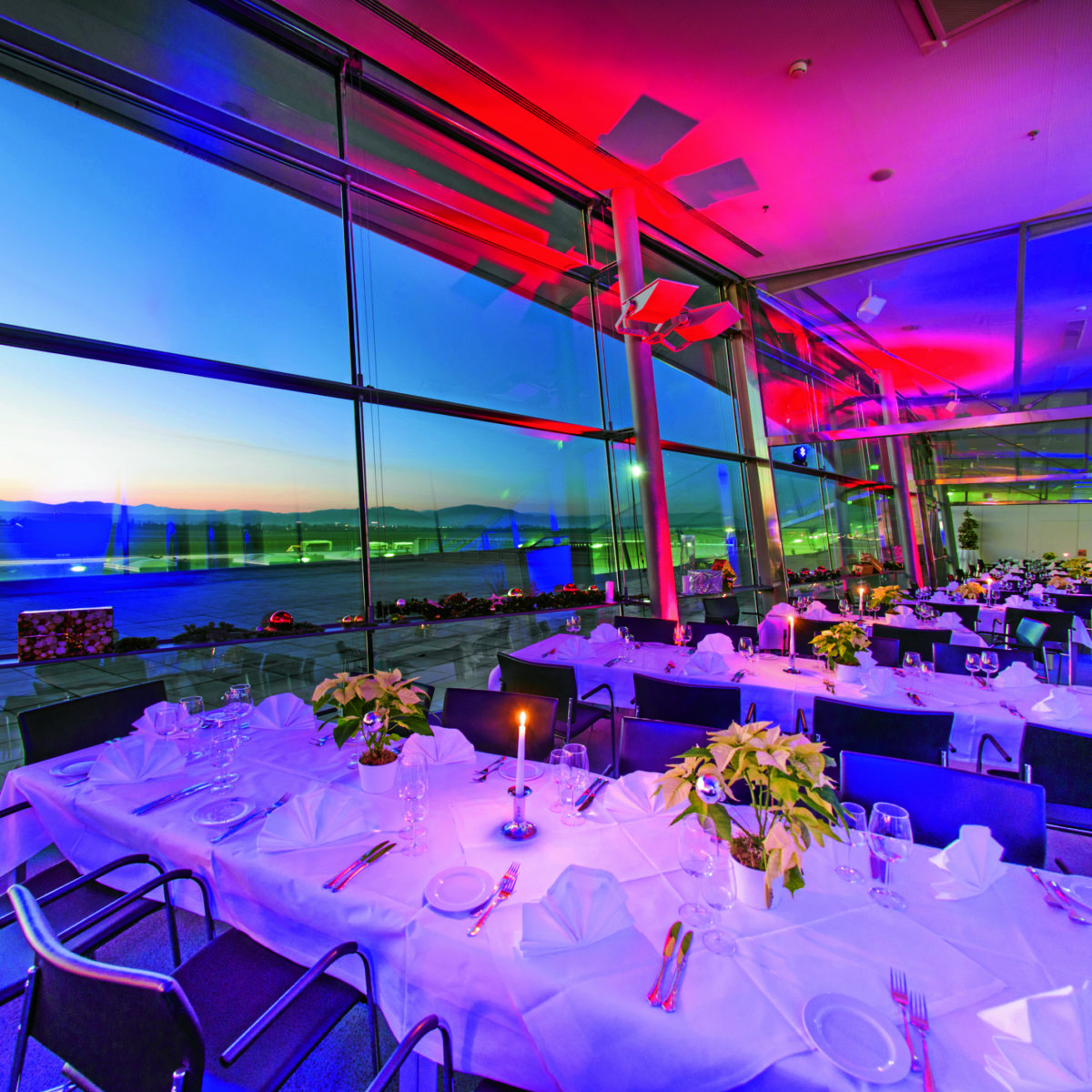 Innenaufnahme des leeren Restaurants des Flughafen Graz, welches festlich gedeckt ist.