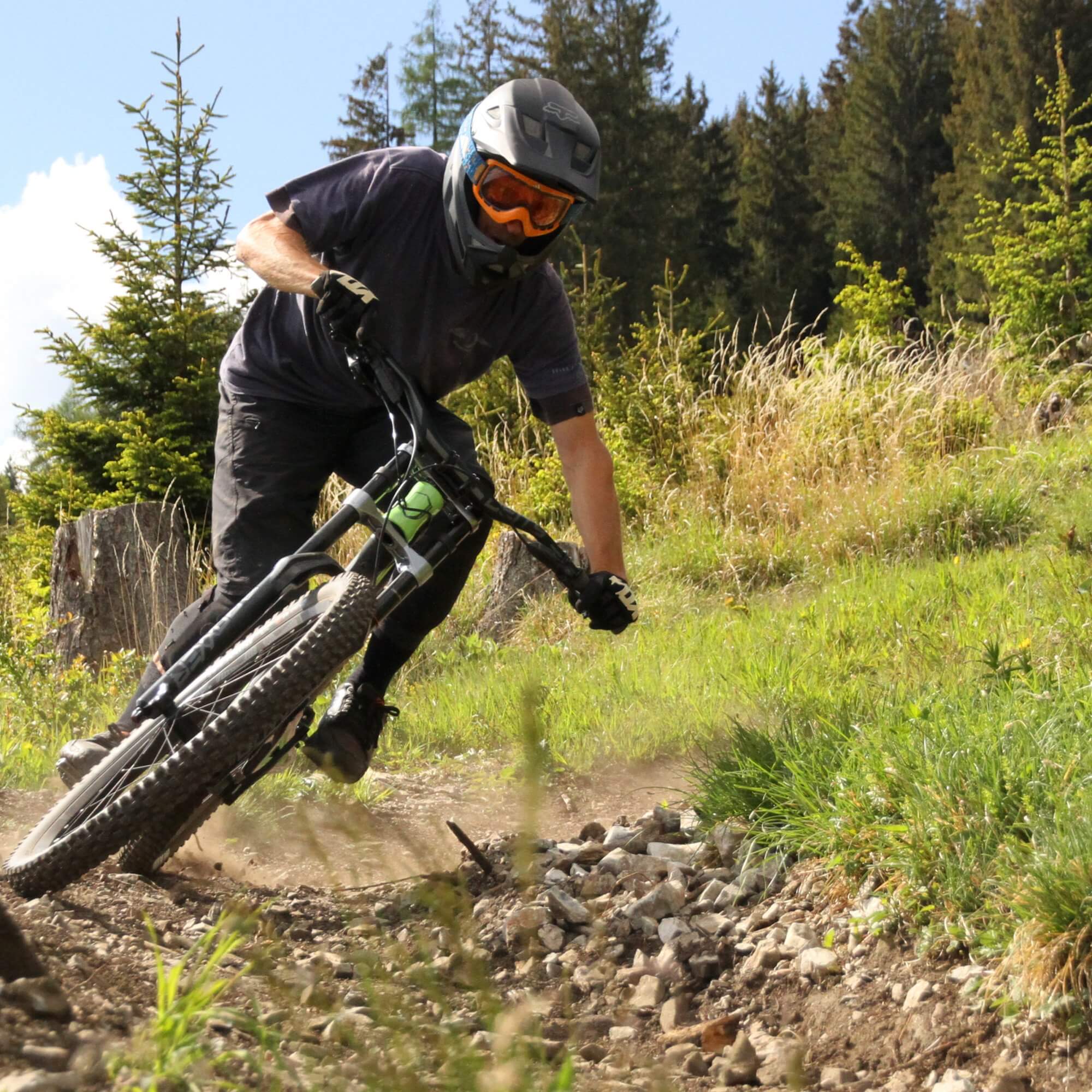 A mountain biker descends a trail in the Schöckl area.