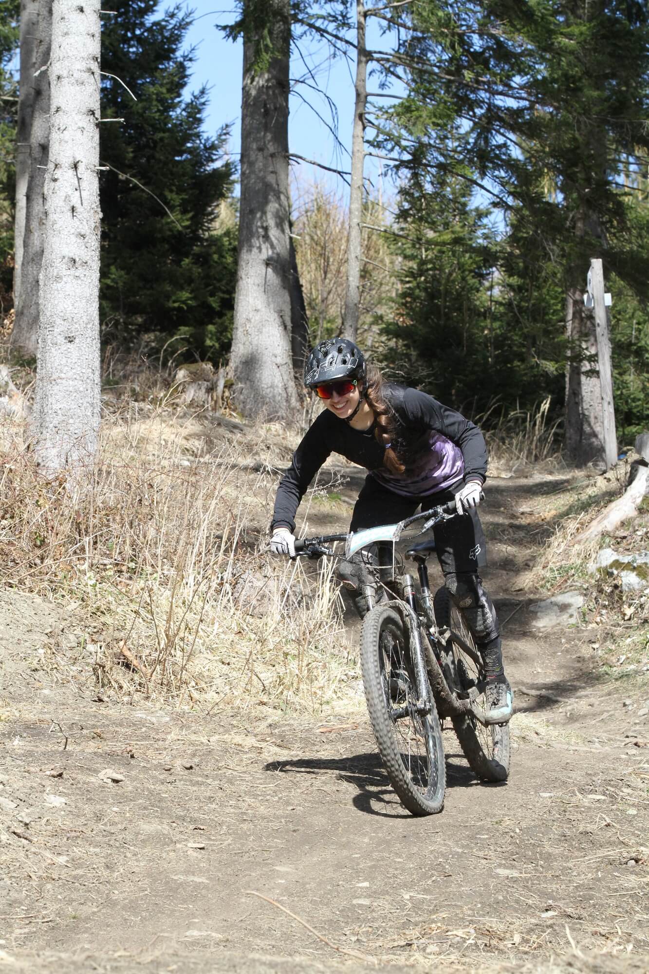 A woman mountain bikes down a trail in the Schöckl area.