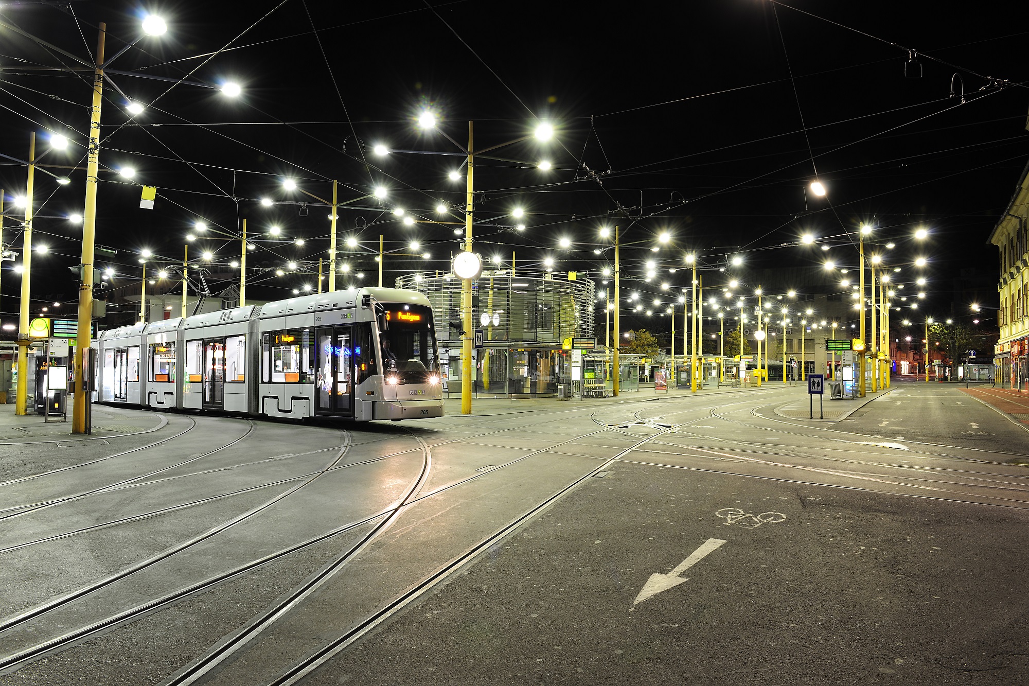 Variobahn-Garnitur fährt über den nächtlichen menschenleeren Jakominiplatz.