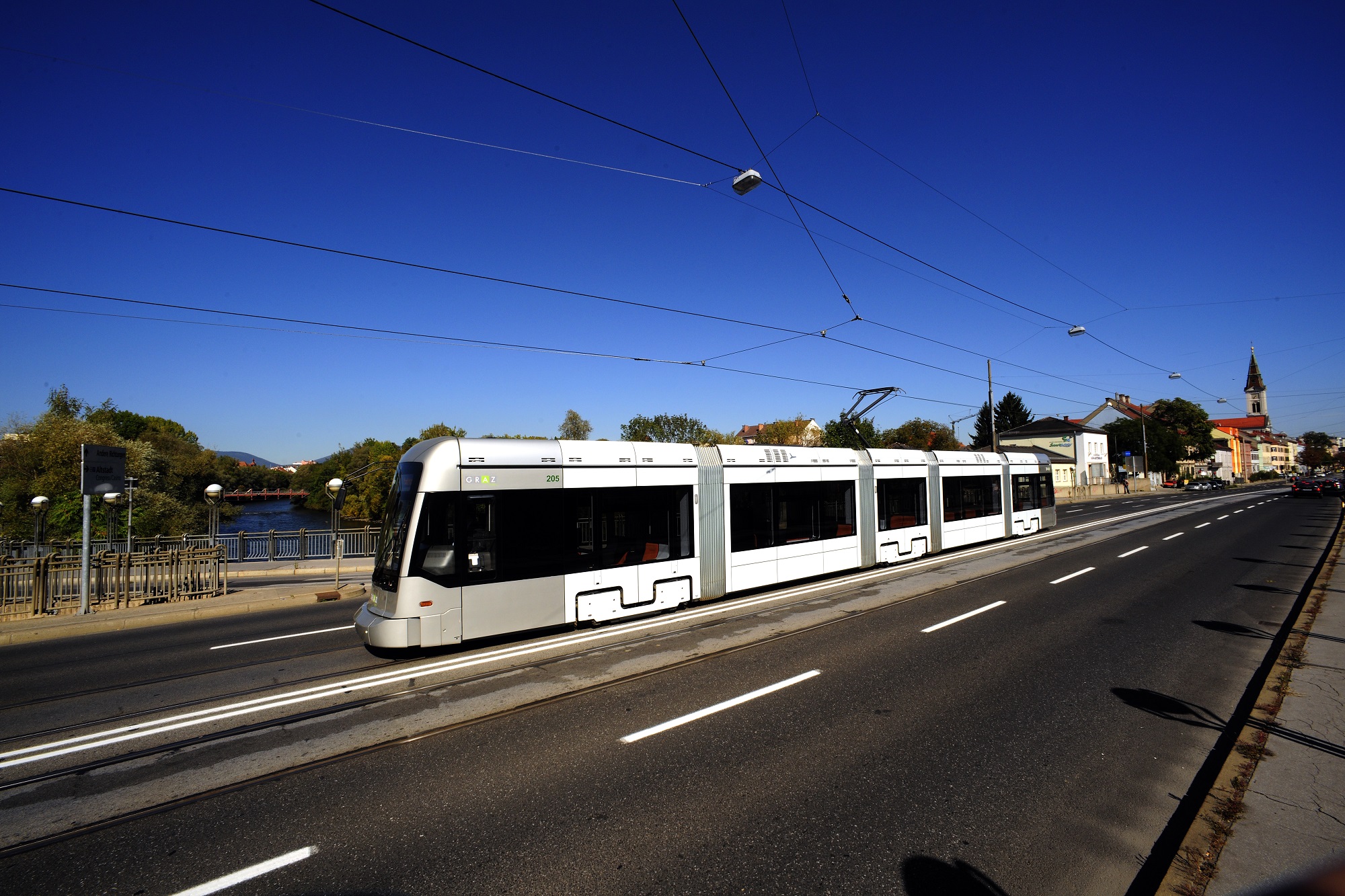 Straßenbahn der Linie 5 fährt über die Bertha-von-Suttner-Brücke Richtung Jakominiplatz