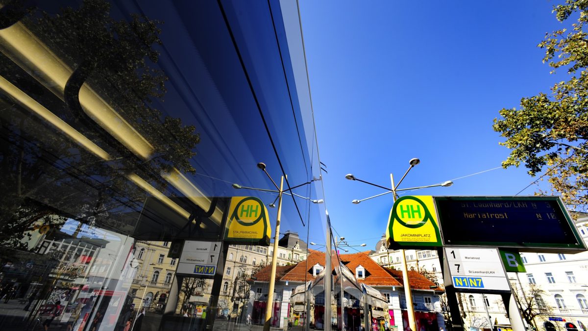 Tram stops at Jakominiplatz tram stop