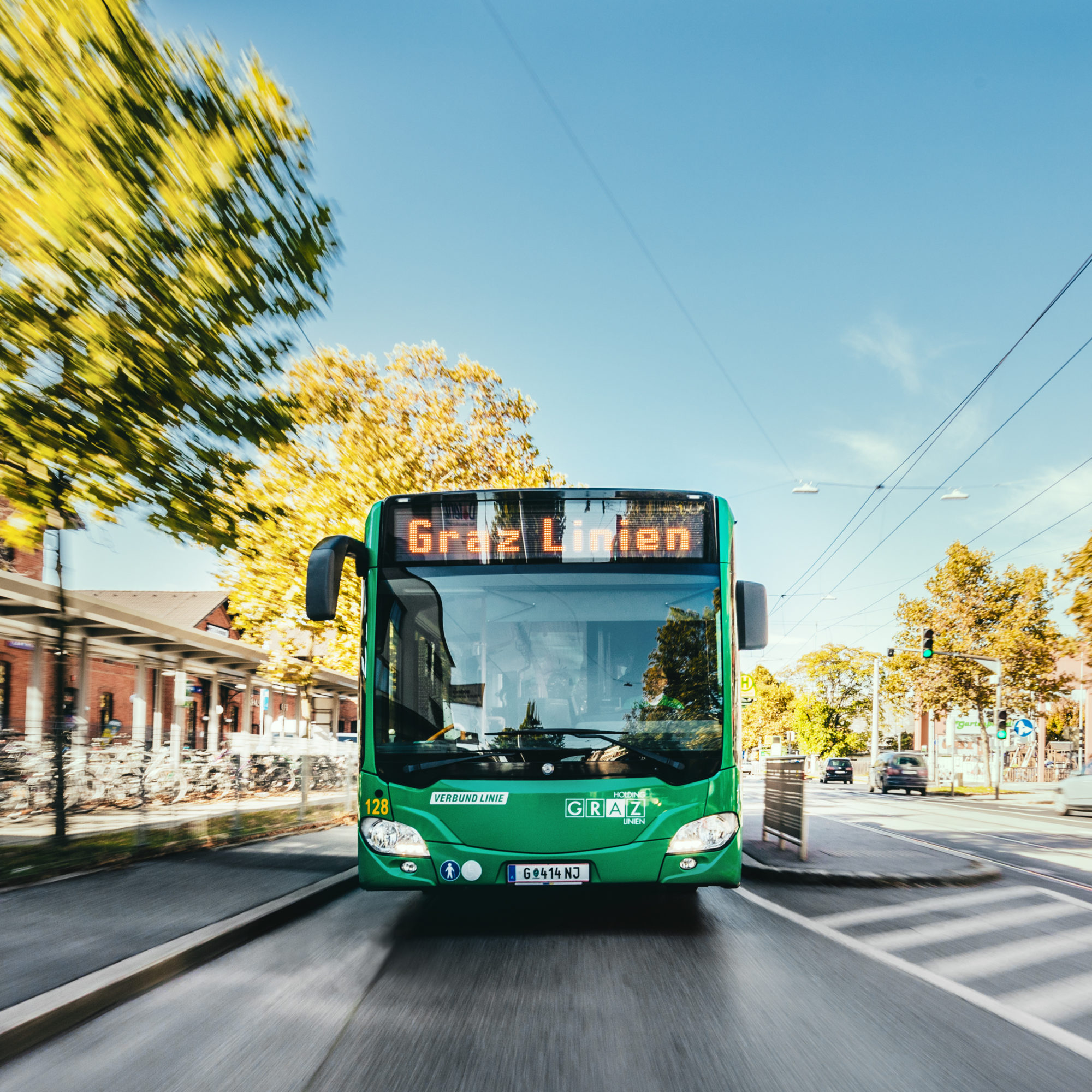 Bus der Graz Linien fährt bei sonnigem Wetter durch Graz. Am Bus-Display steht "Graz Linien".