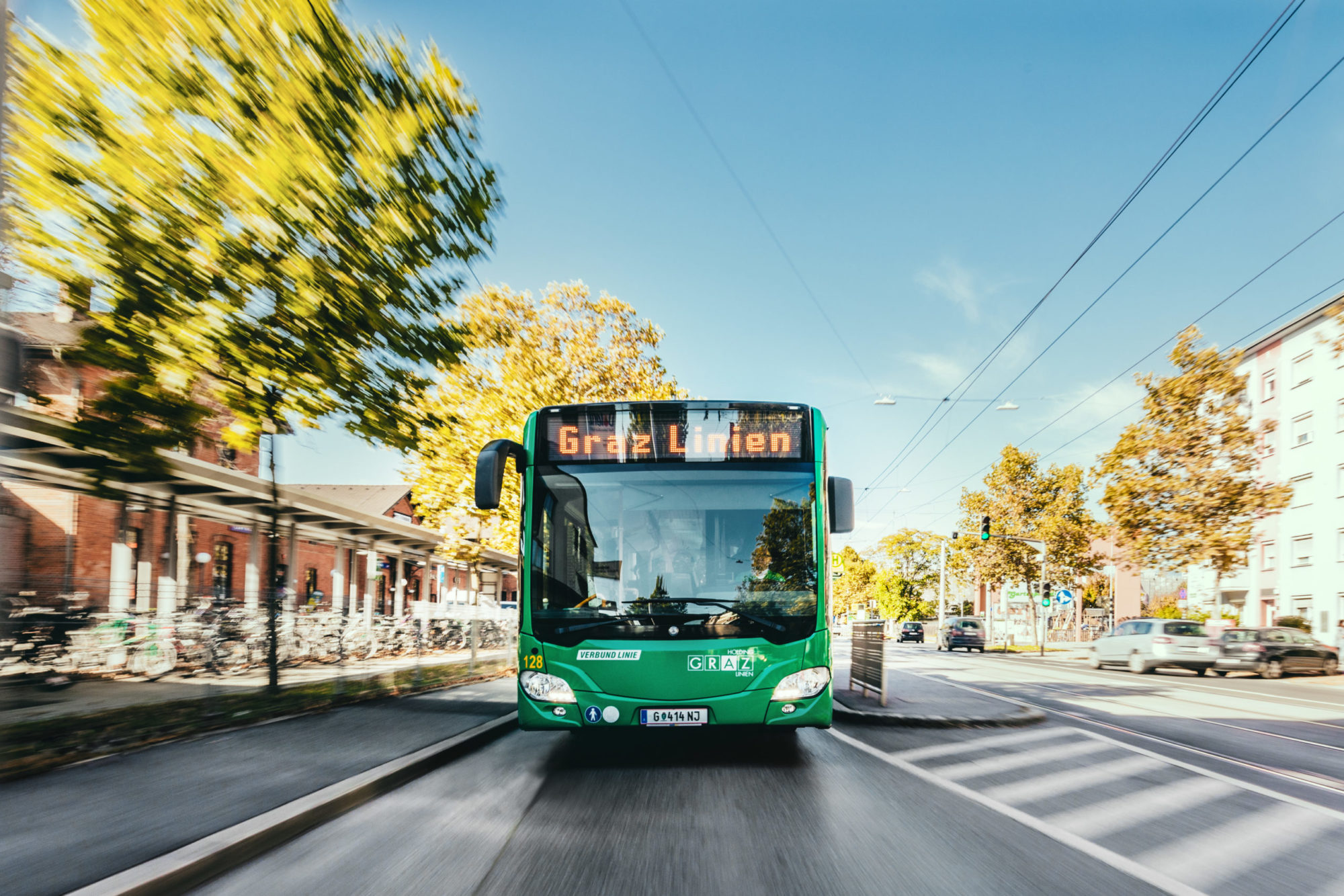 Bus der Graz Linien fährt bei sonnigem Wetter durch Graz. Am Bus-Display steht "Graz Linien".