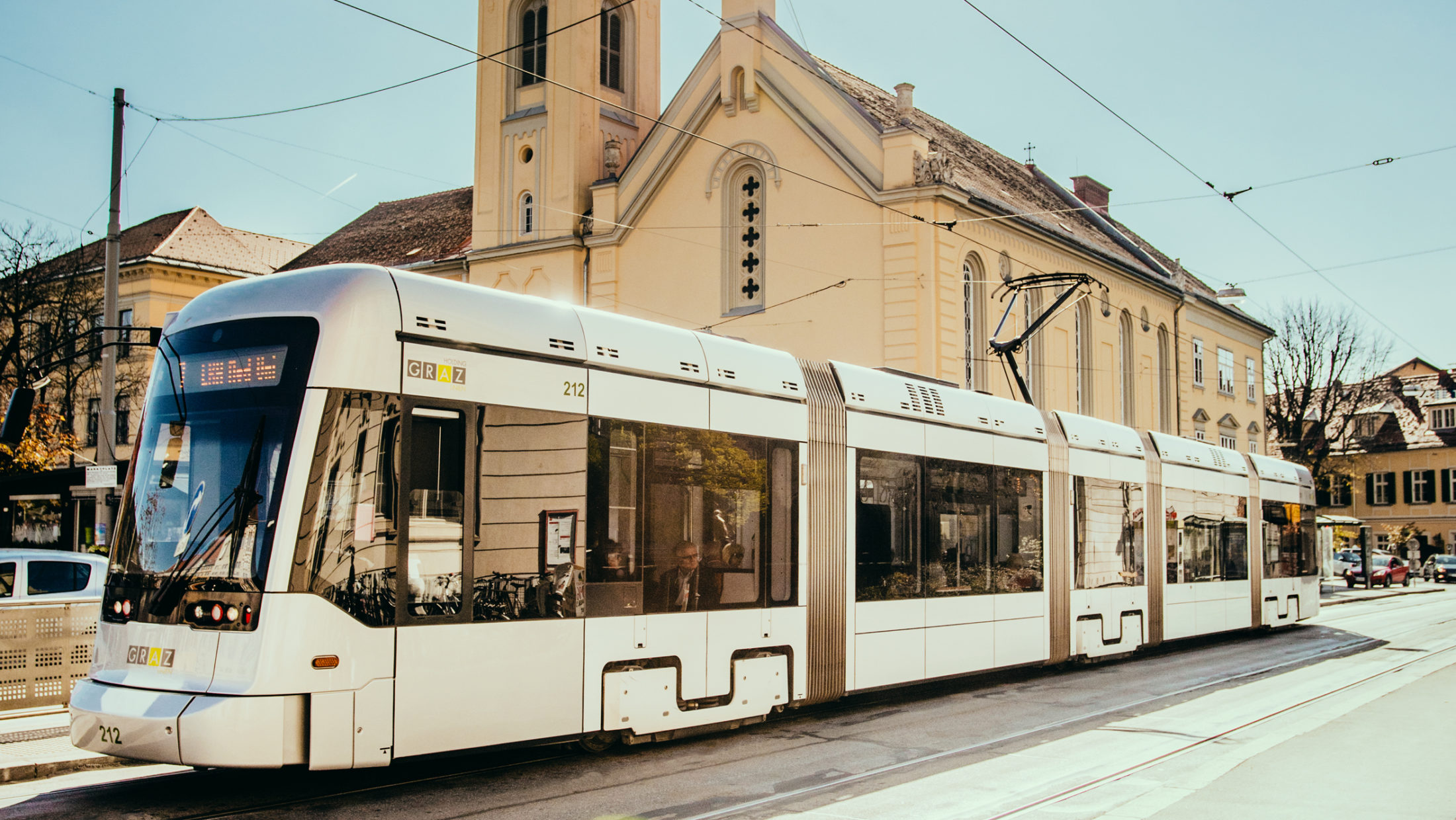 Variobahn-Straßenbahn der Linie 7 fährt in die Haltestelle Kaiser-Josef-Platz ein