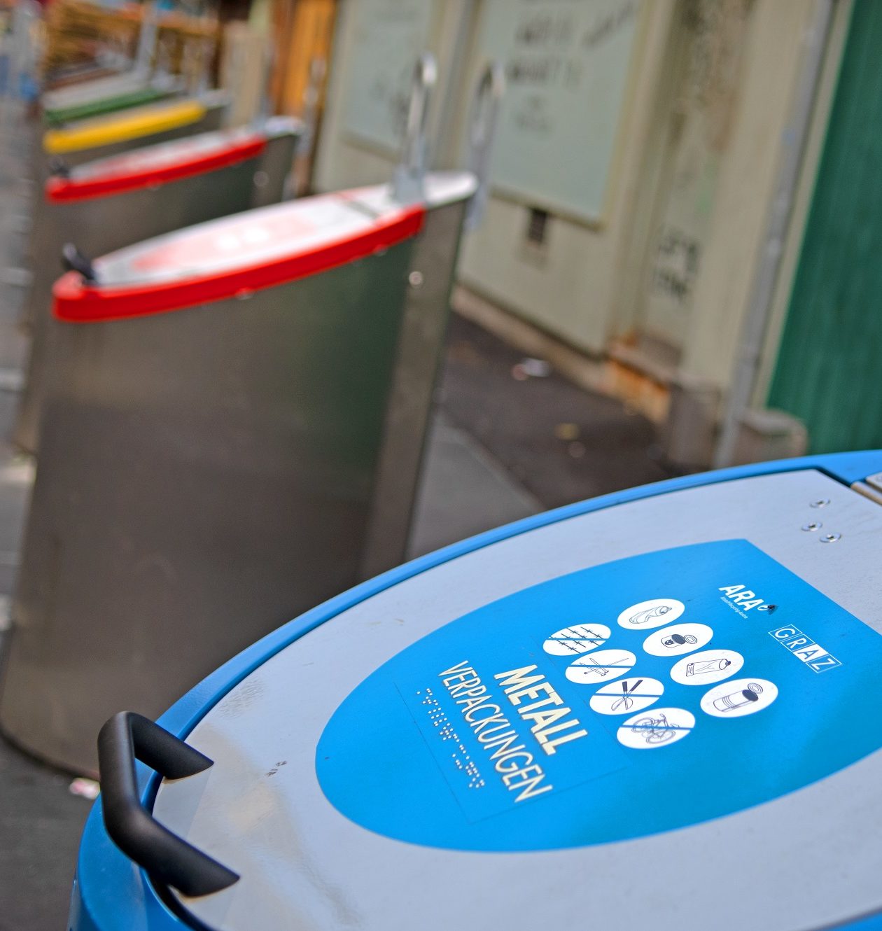 Diverse Unterflurcontainer am Kaiser-Josef-Platz. im Vordergrund Container für Metallverpackungen.