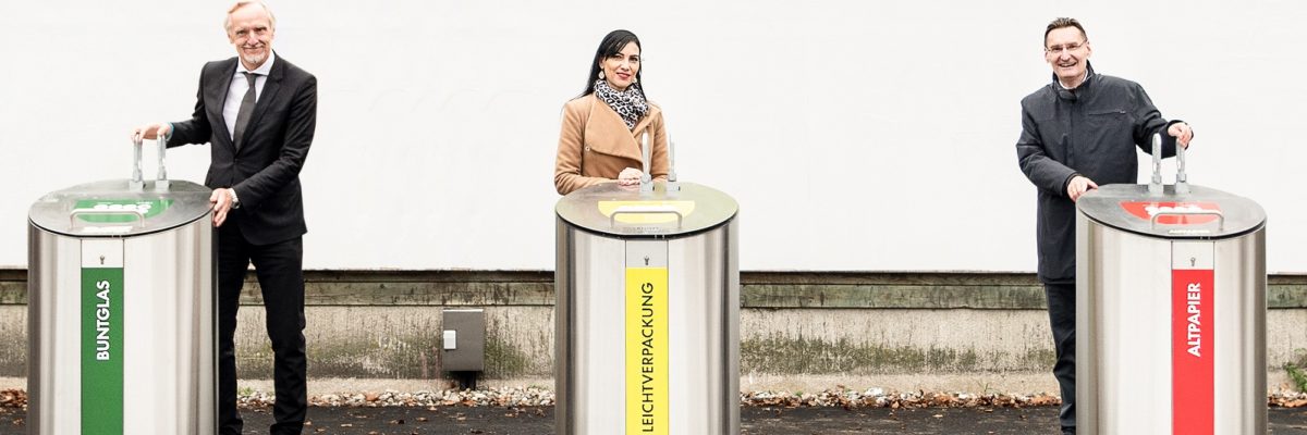 Günter Riegler, Alice Loidl und Gert Heigl vor Unterflurcontainern am Stadionplatz