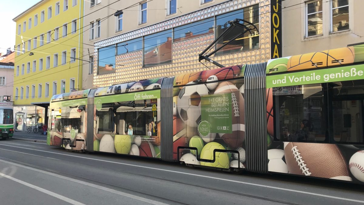 Tram in the design of the Vorteilsklub "My Bonus" travels through Annenstraße