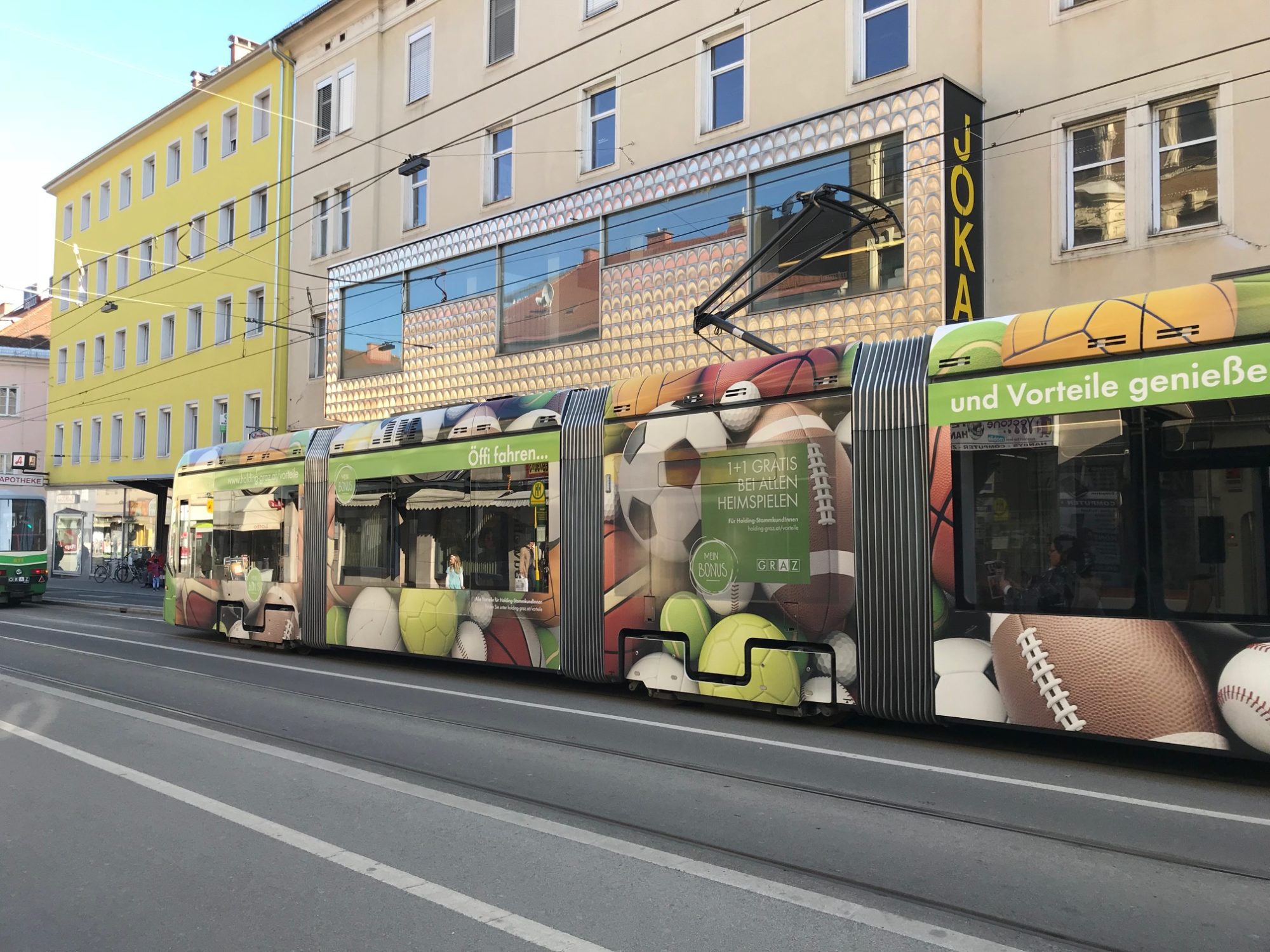 Straßenbahn mit Slogan "Öffi fahren und Vorteile genießen".