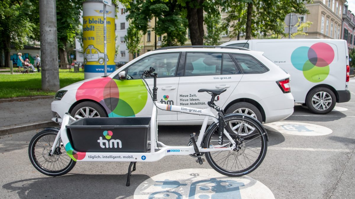 tim's cargo bike at the tim junction Hasnerplatz with two tim cars in the background