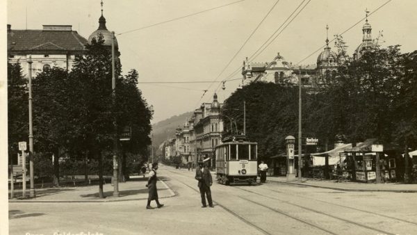 Schwarz-Weiß-Foto, aufgenommen 1930 am Geidorfplatz. Straßenbahn der Linie 2 steht an Haltestelle.