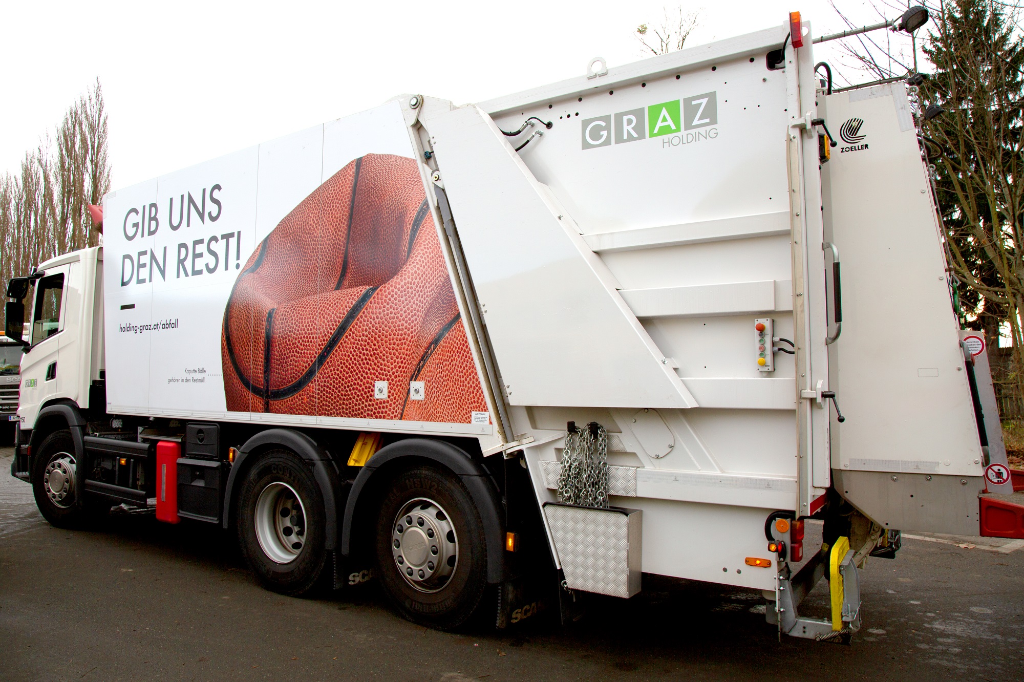 Restmüllwagen der Holding Graz mit Slogan "Gib uns den Rest".