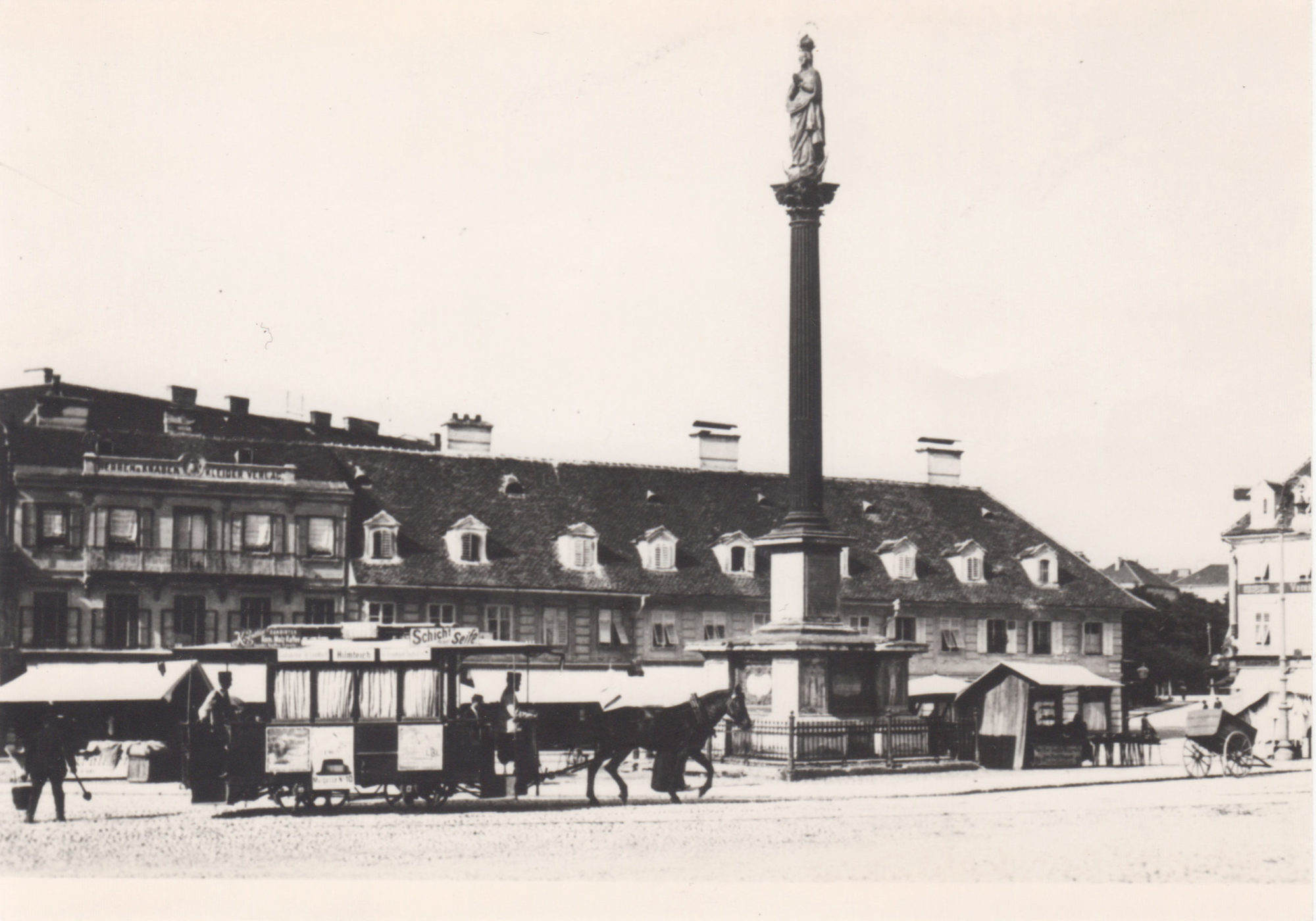 Historische Schwarz-Weiß-Aufnahme einer Garnitur der Grazer Pferde-Tramway