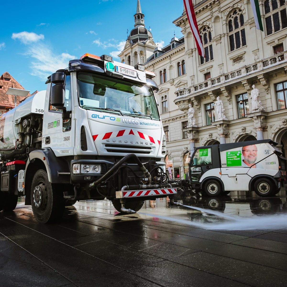 Der Grazer Hauptplatz wird von zwei Spülwagen der Holding Graz mit Wasser gereinigt
