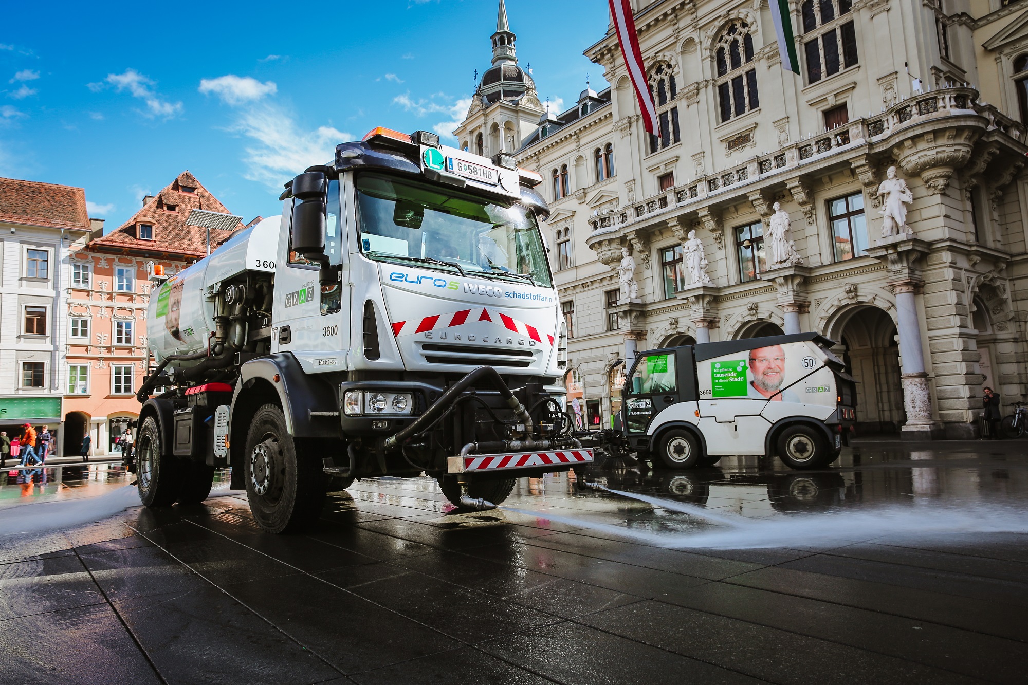 Der Grazer Hauptplatz wird von zwei Spülwagen der Holding Graz mit Wasser gereinigt