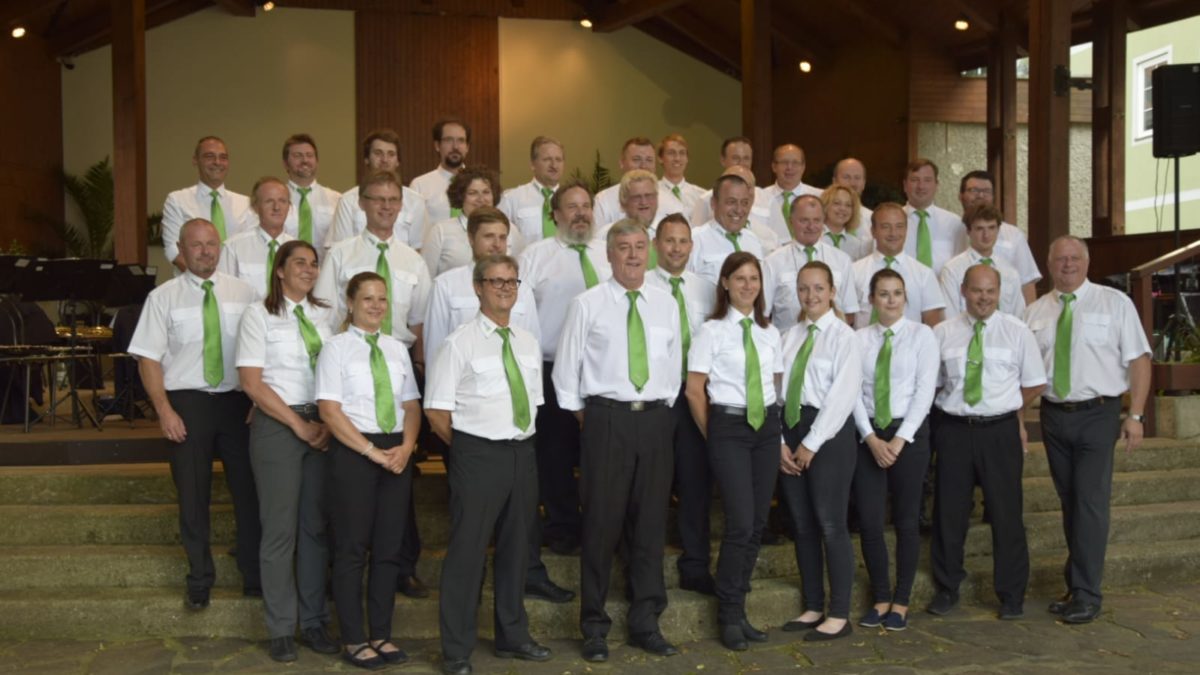 Gruppenbild mit Mitgliedern des Musikverein Graz Linien in weißen Hemden und mit grünen Krawatten.