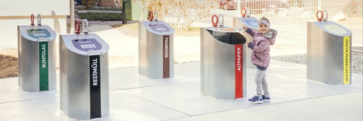 Unterflurcontainer in der Wohnanlage Faunastraße mit Kind, das etwas einwirft