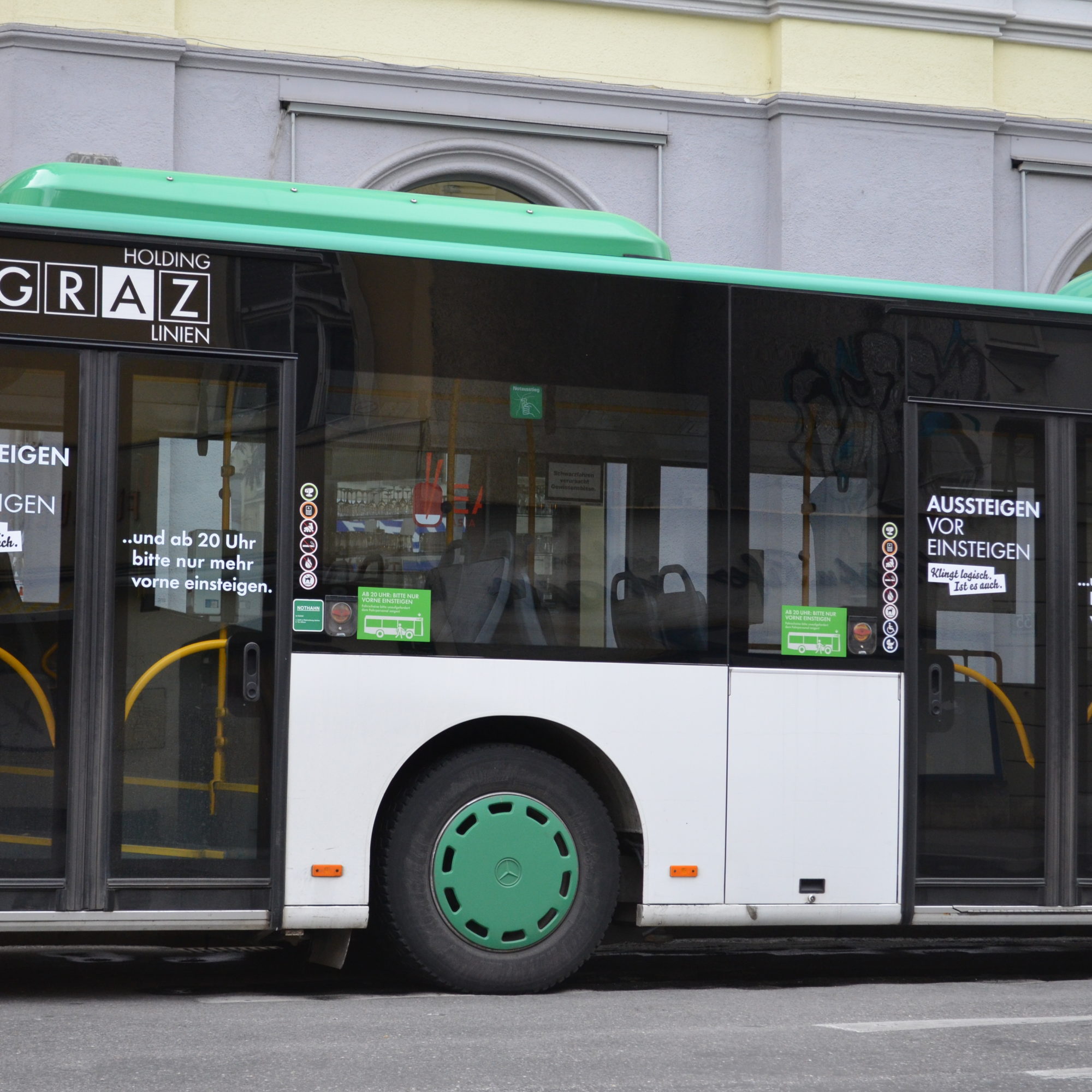 Graz Linien bus with "Aussteigen vor Einsteigen" inscription on doors