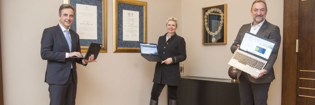 Siegfried Nagl, Verena Ennemoser und Mario Eustacchio mit Laptops in den Händen