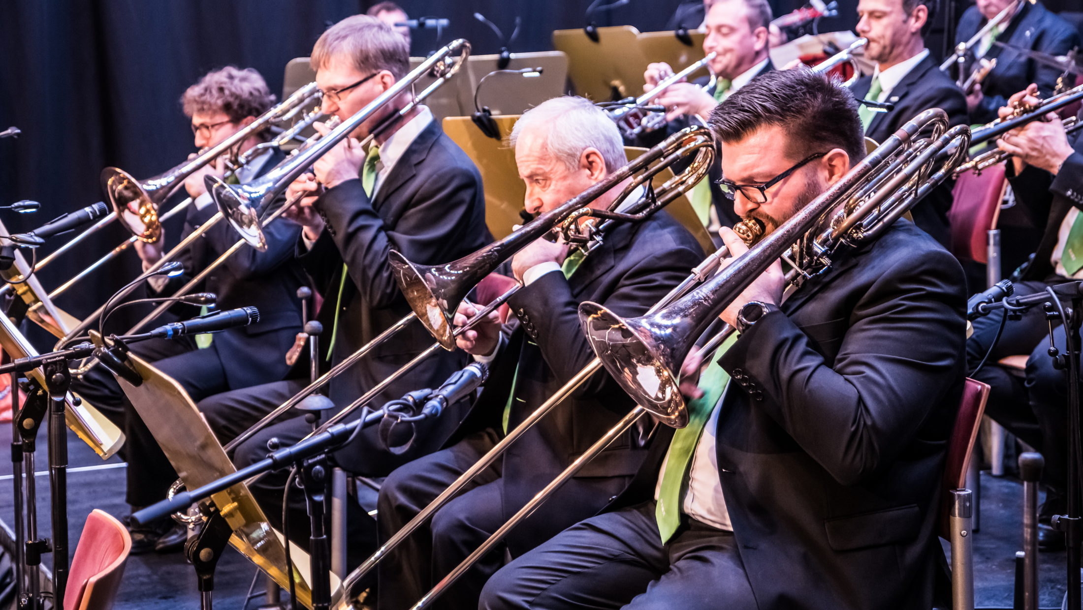 Bläser des Orchesters des Musikvereins der Graz Linien auf der Bühne bei einem Konzert