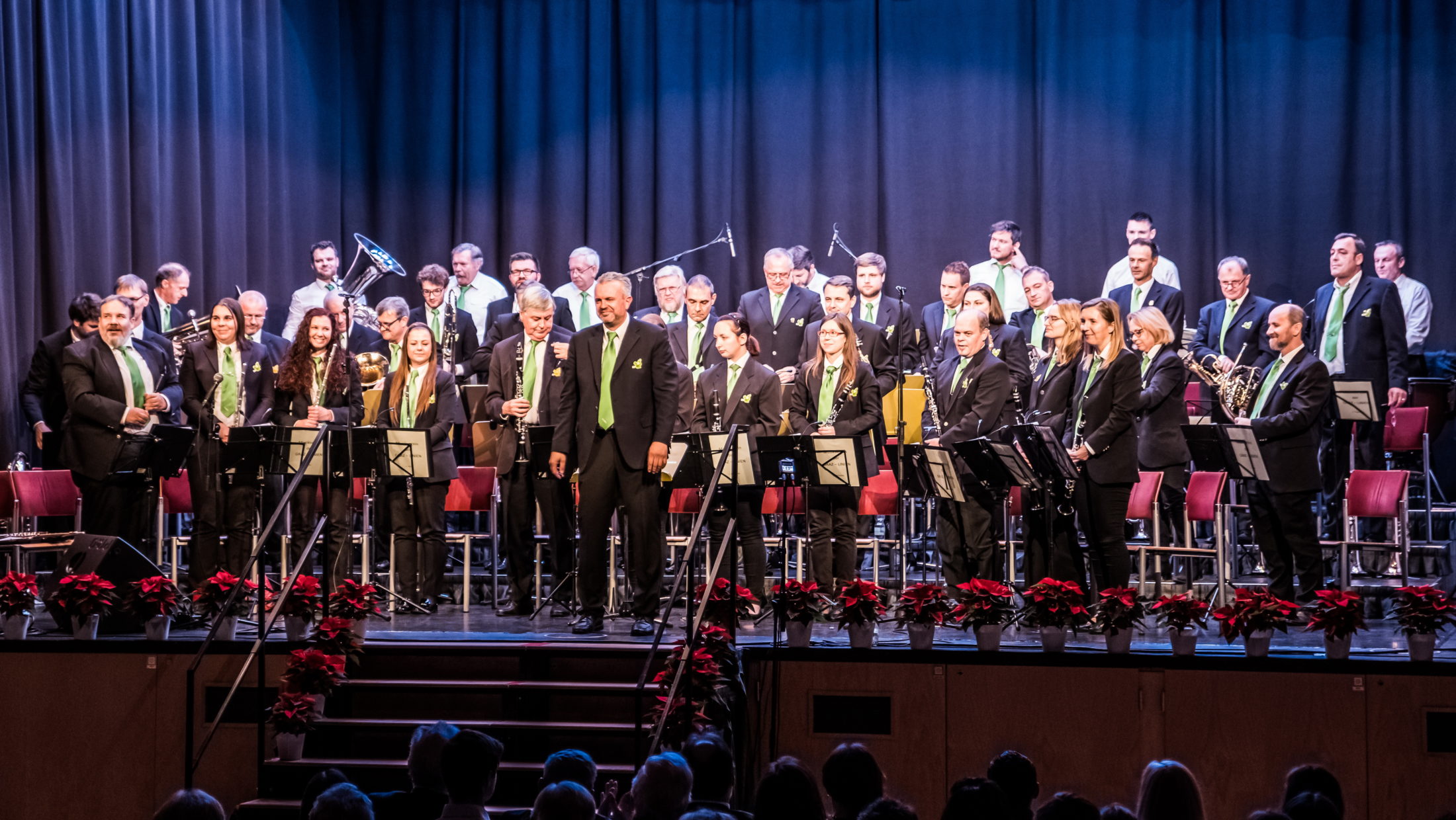 Der Musikverein der Graz Linien steht bei Konzert auf einer Bühne
