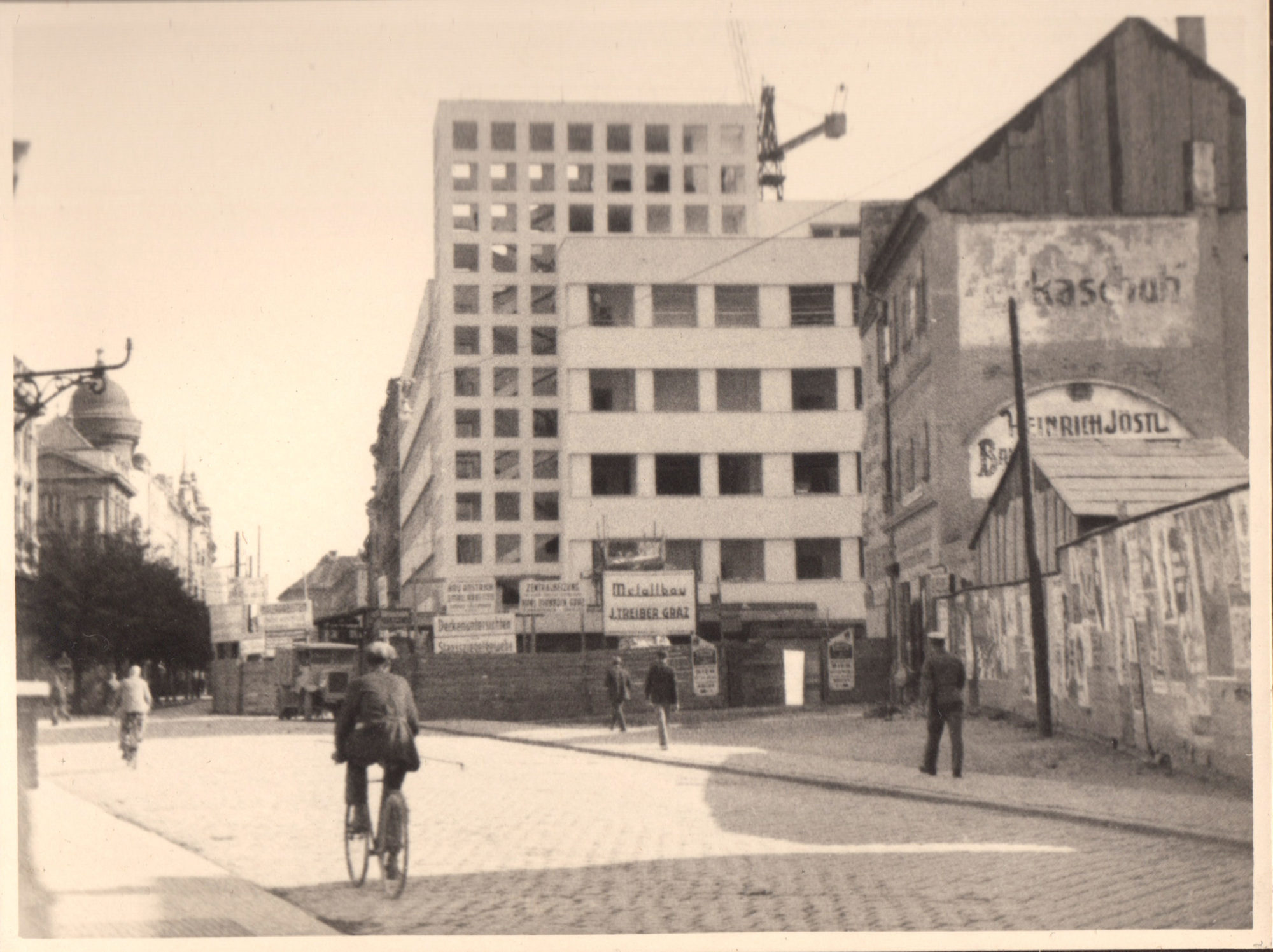 Historische Schwarz-Weiß-Aufnahme der Zentrale der Holding Graz - damals gerade im Bau befindlich