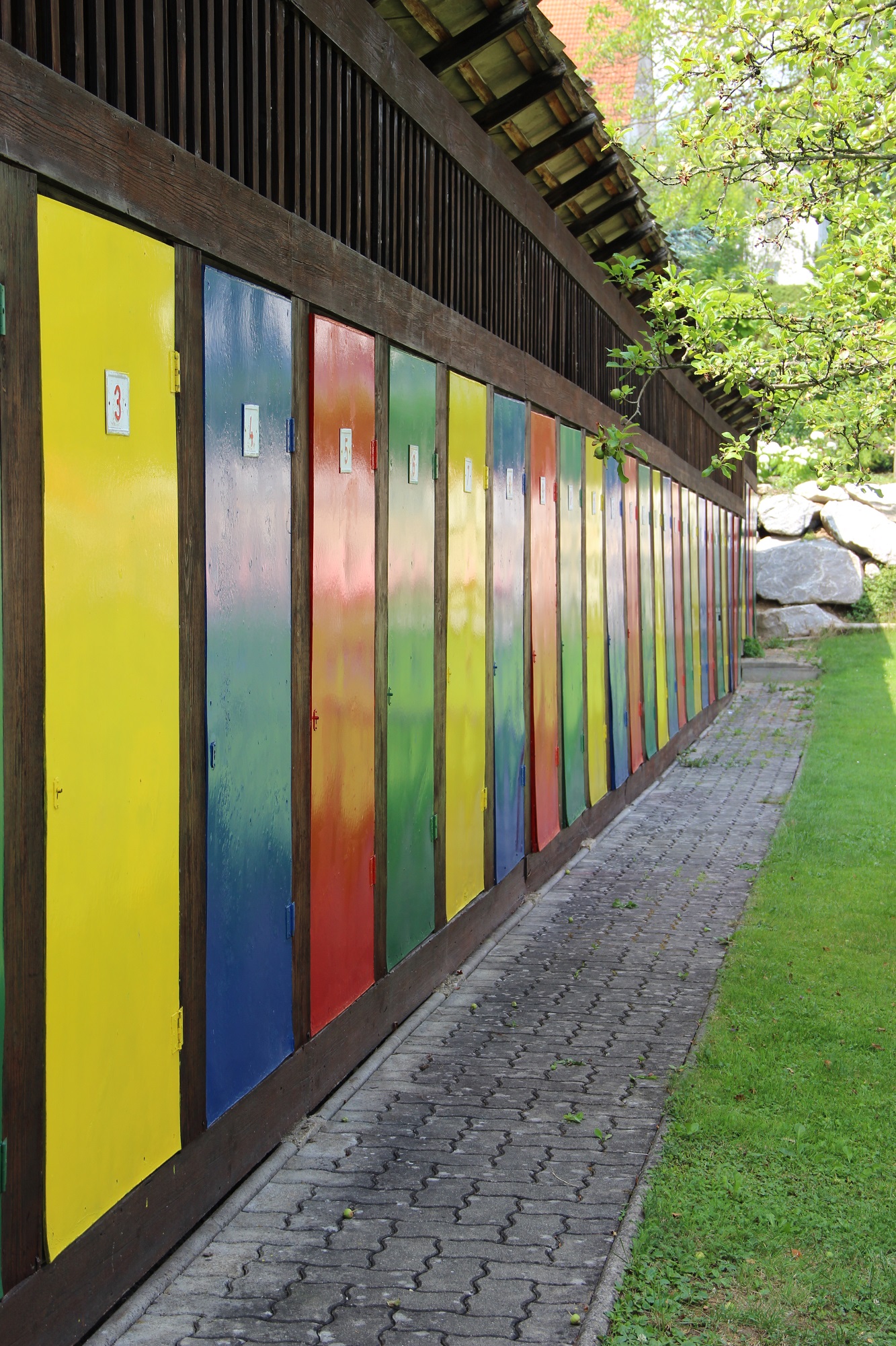 Blick auf die bunten Umkleidekabinen im Ragnitzbad