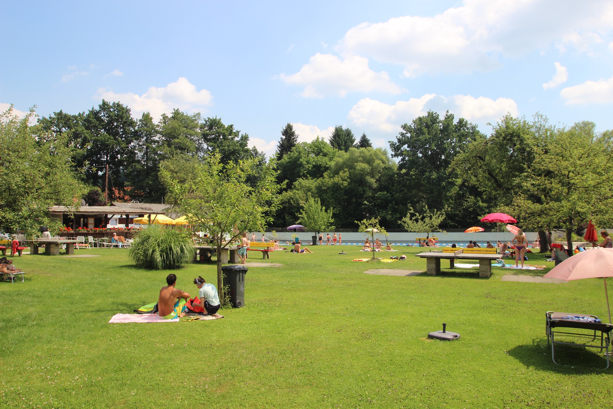 Spärlich besetzte Liegewiese samt Tischtennisplatte im Ragnitzbad