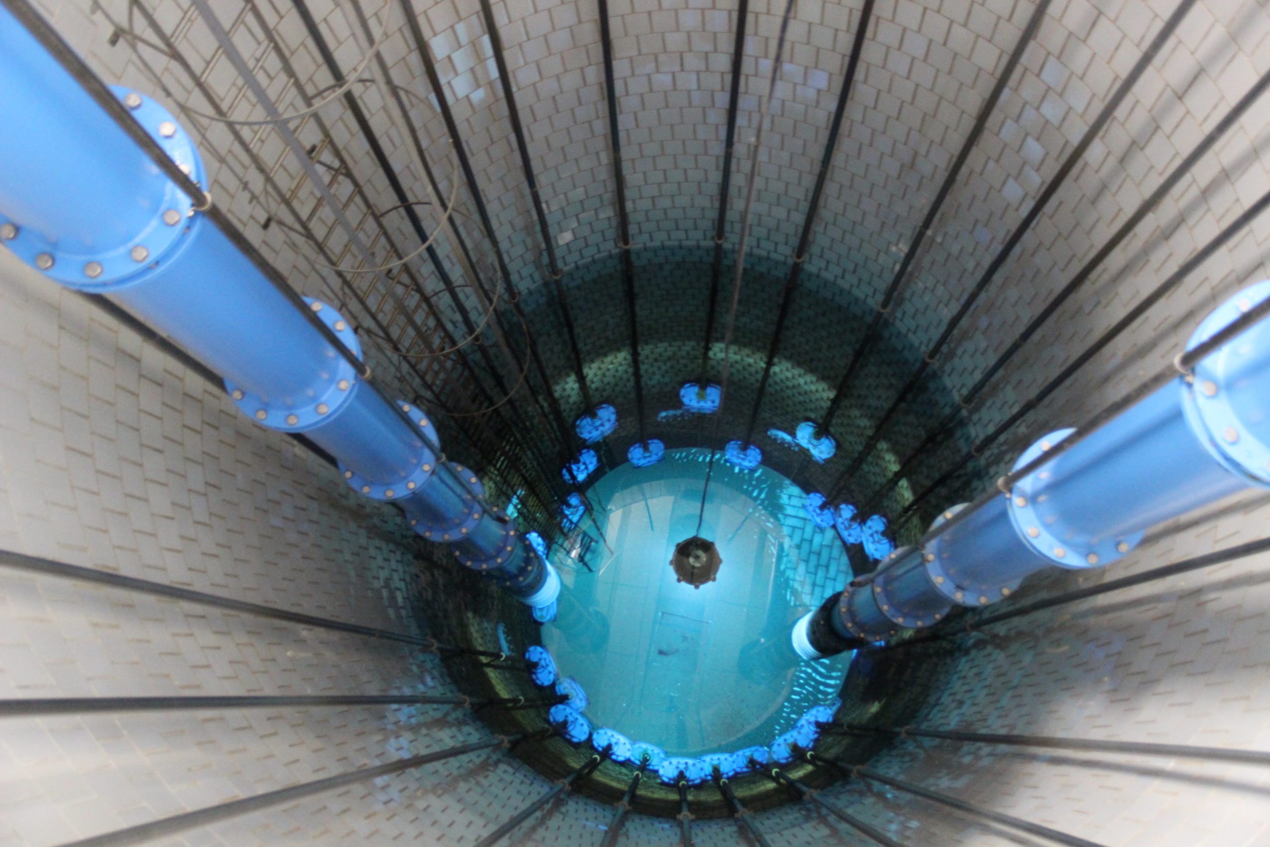 Innenansicht eines Hochbehälters der Wasserwirtschaft Graz mit Wasser am Grund des Behälters