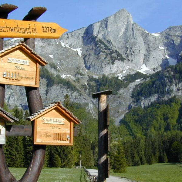 Wegweiser für Wanderer nahe des Alpengasthofes Bodenbauer, im Hintergrund das Hochschwabmassiv