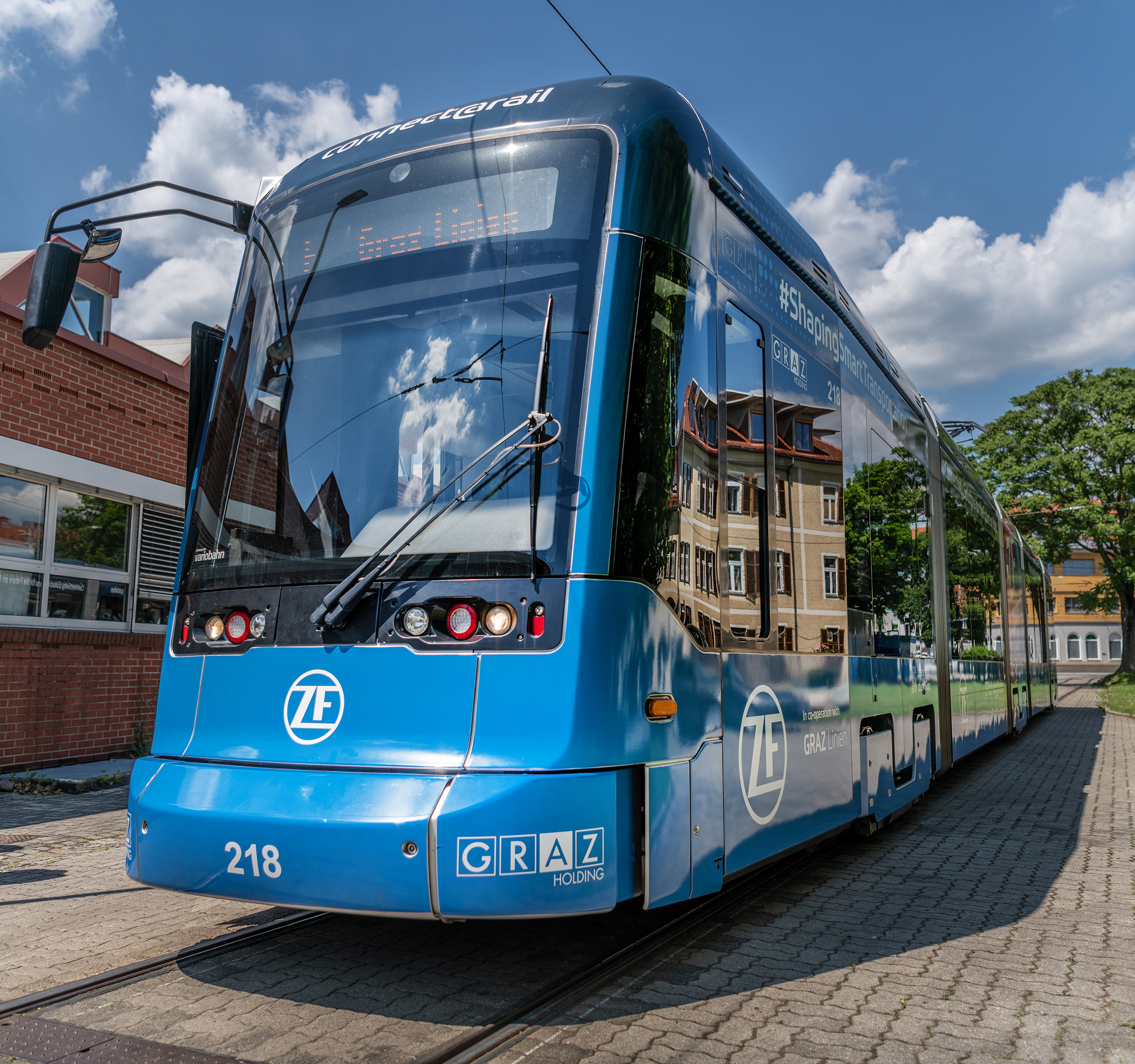 Straßenbahn im Design der Firma ZF steht auf Gleisen in der Remise Steyrergasse.